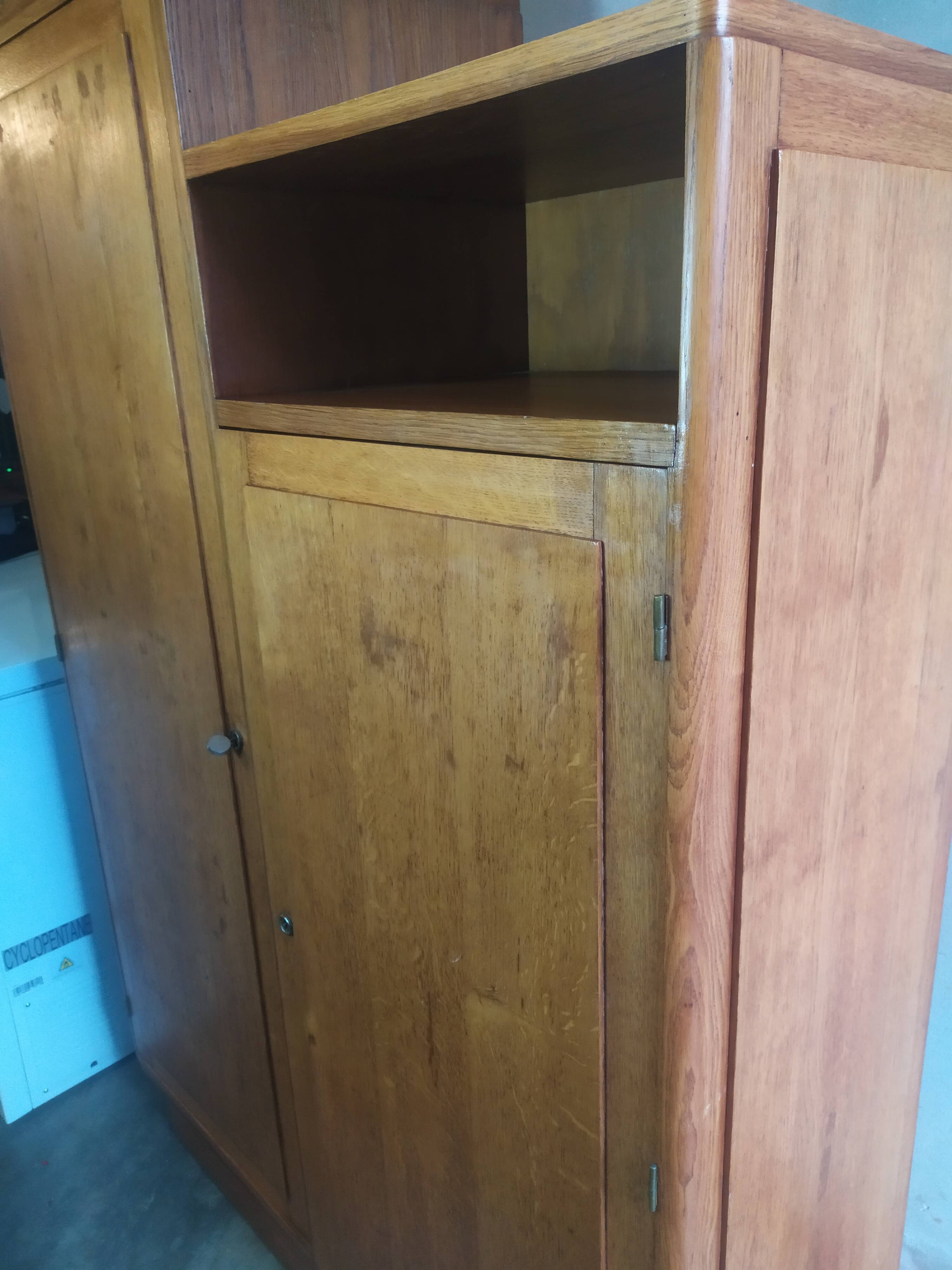 Asymmetrical cabinet