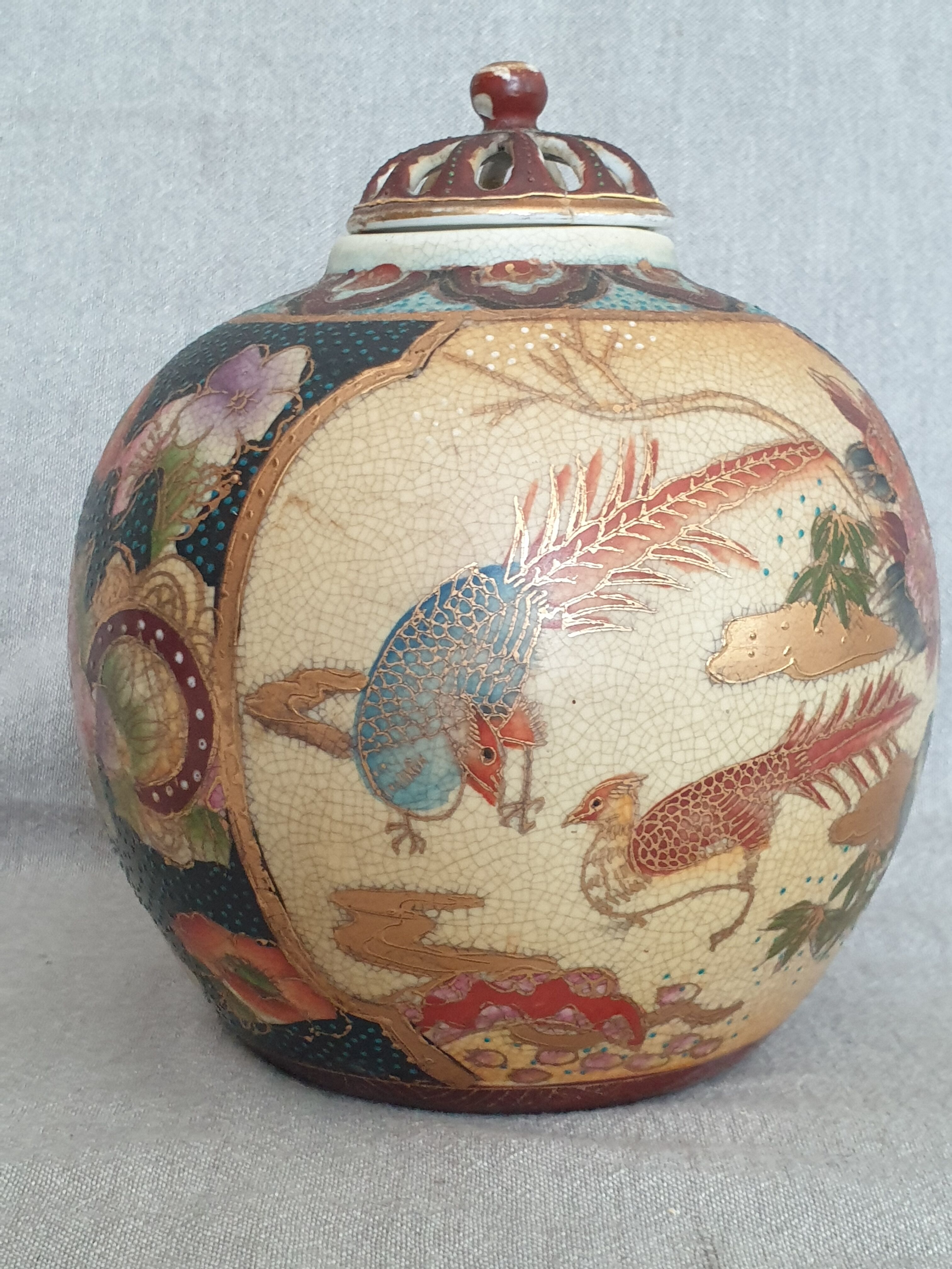 Vase boule encensoir (brûleur d'encens) ou pot à gingembre japonais en porcelaine craquelée