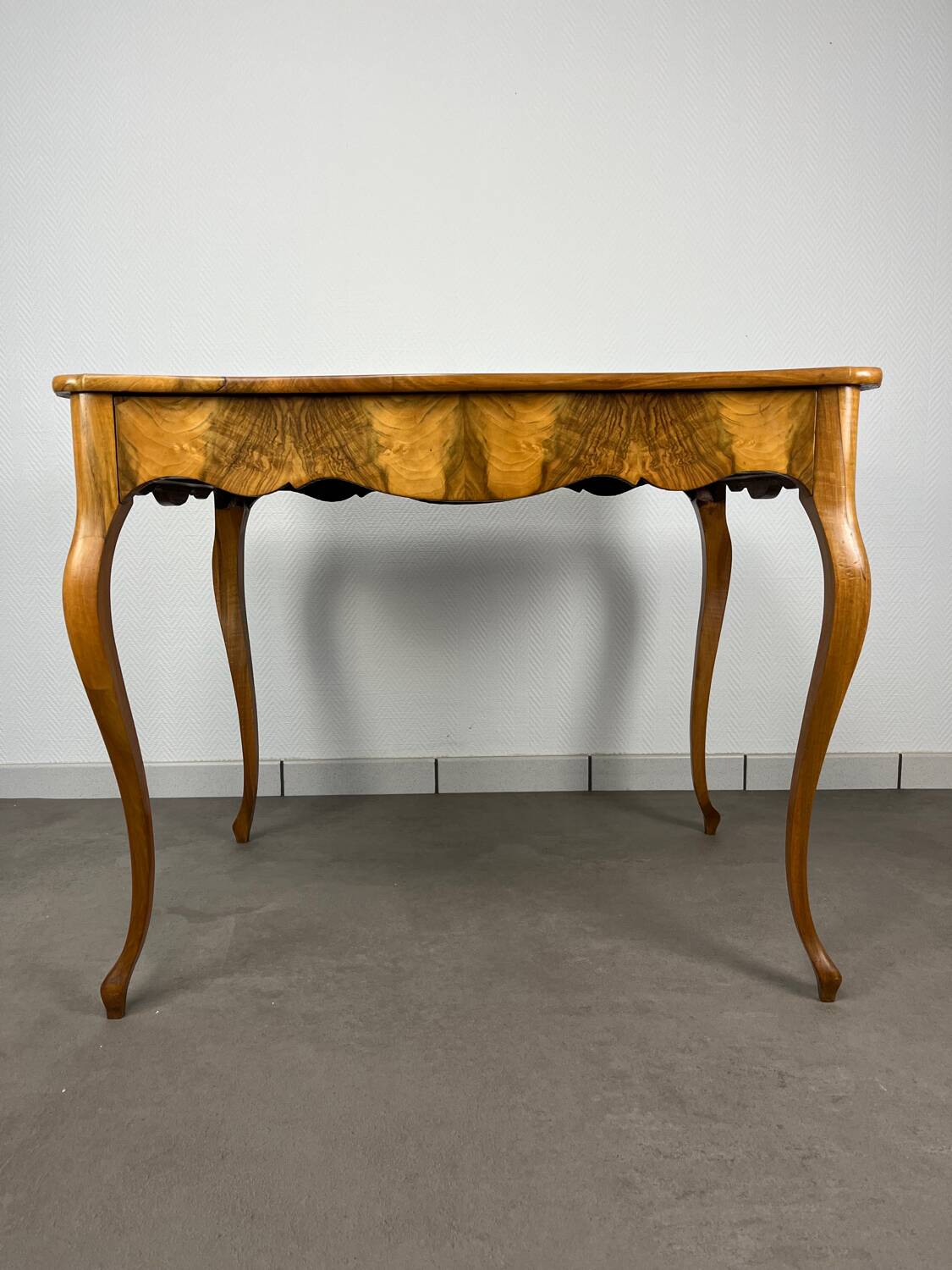 Table Louis XV noyer blond, début 19ème
