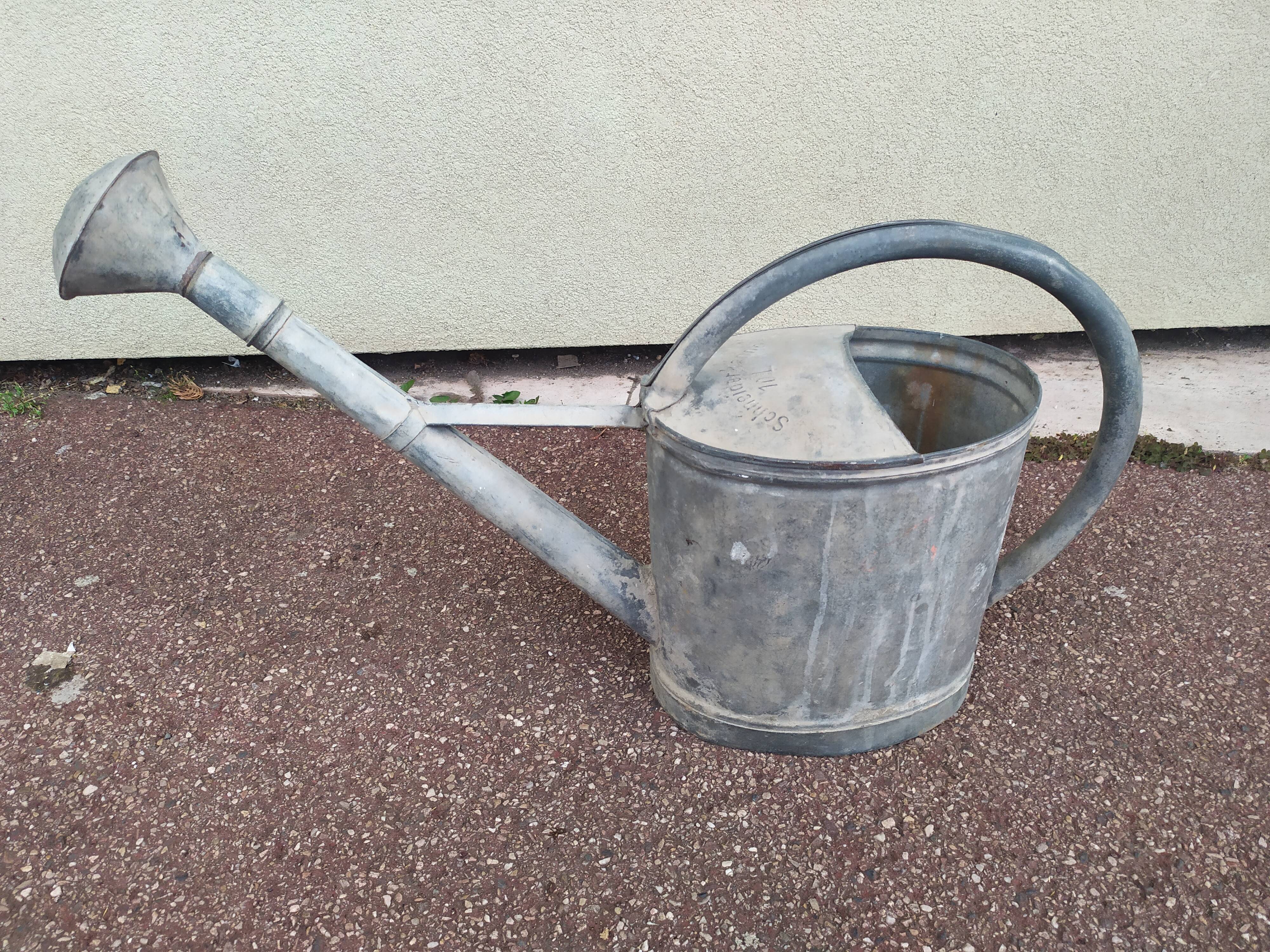 Zinc watering can + pommel - german