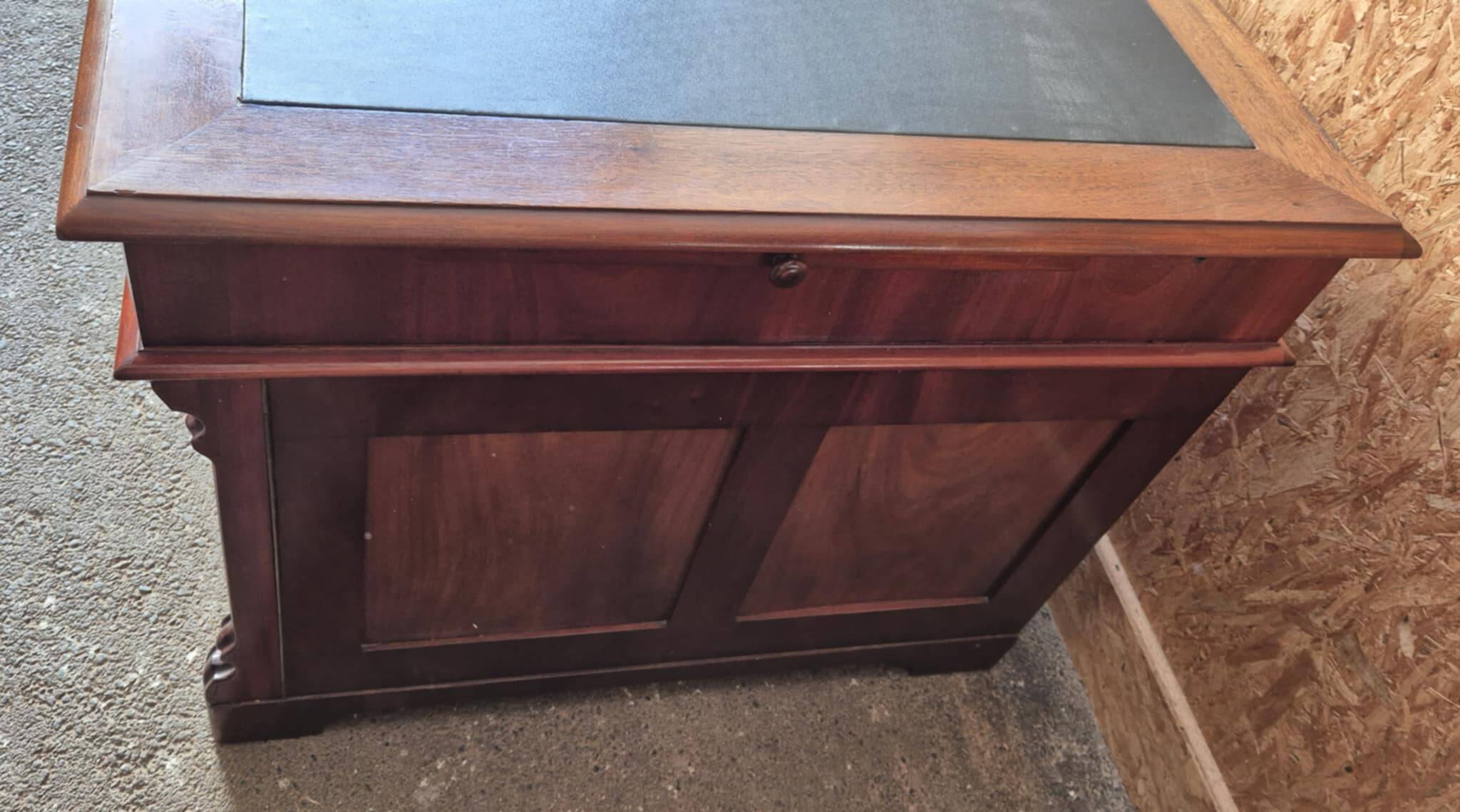 Minister's Pedestal Office