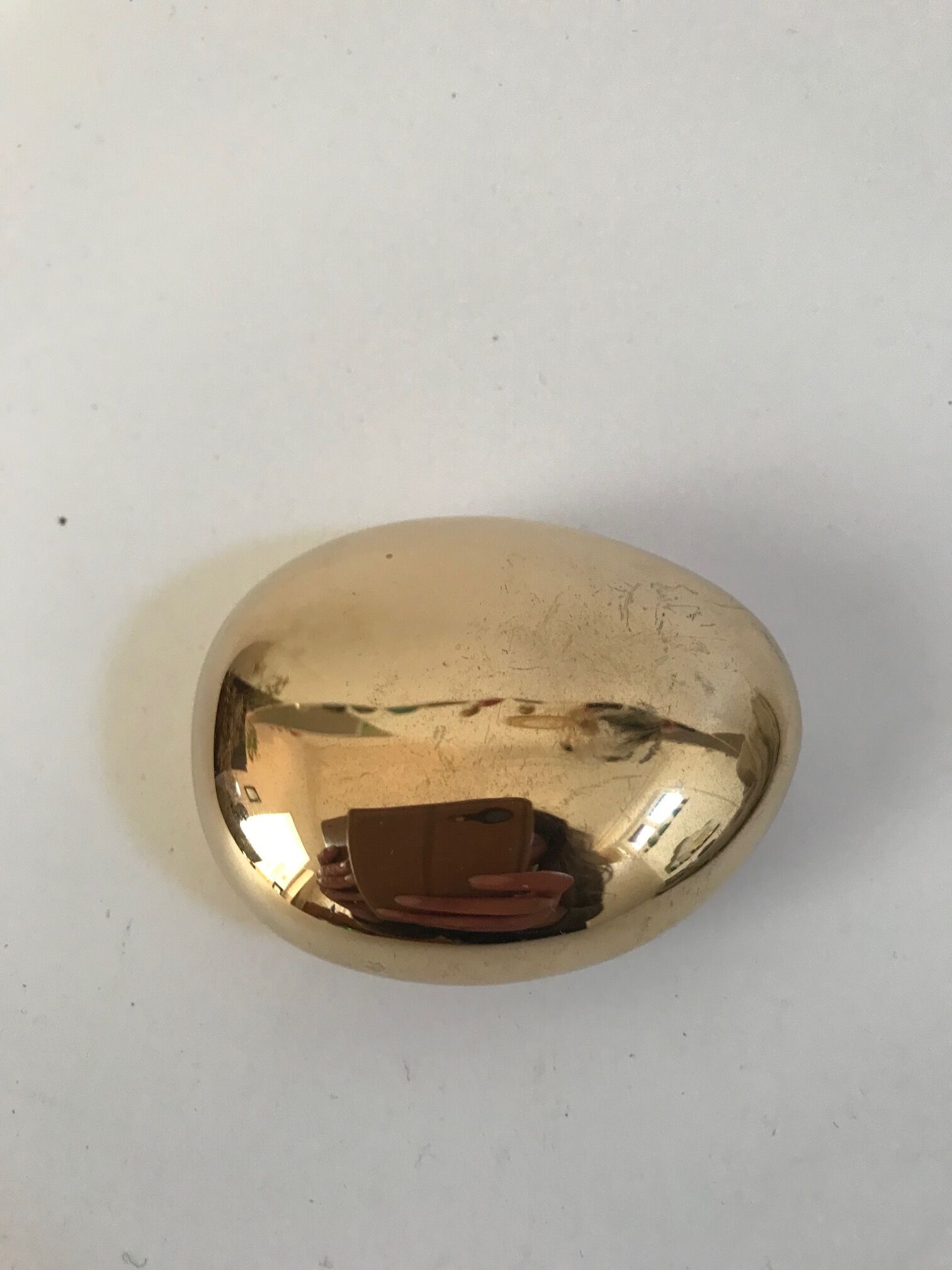 Galet décapsuleur en bronze doré de Monique Gerber