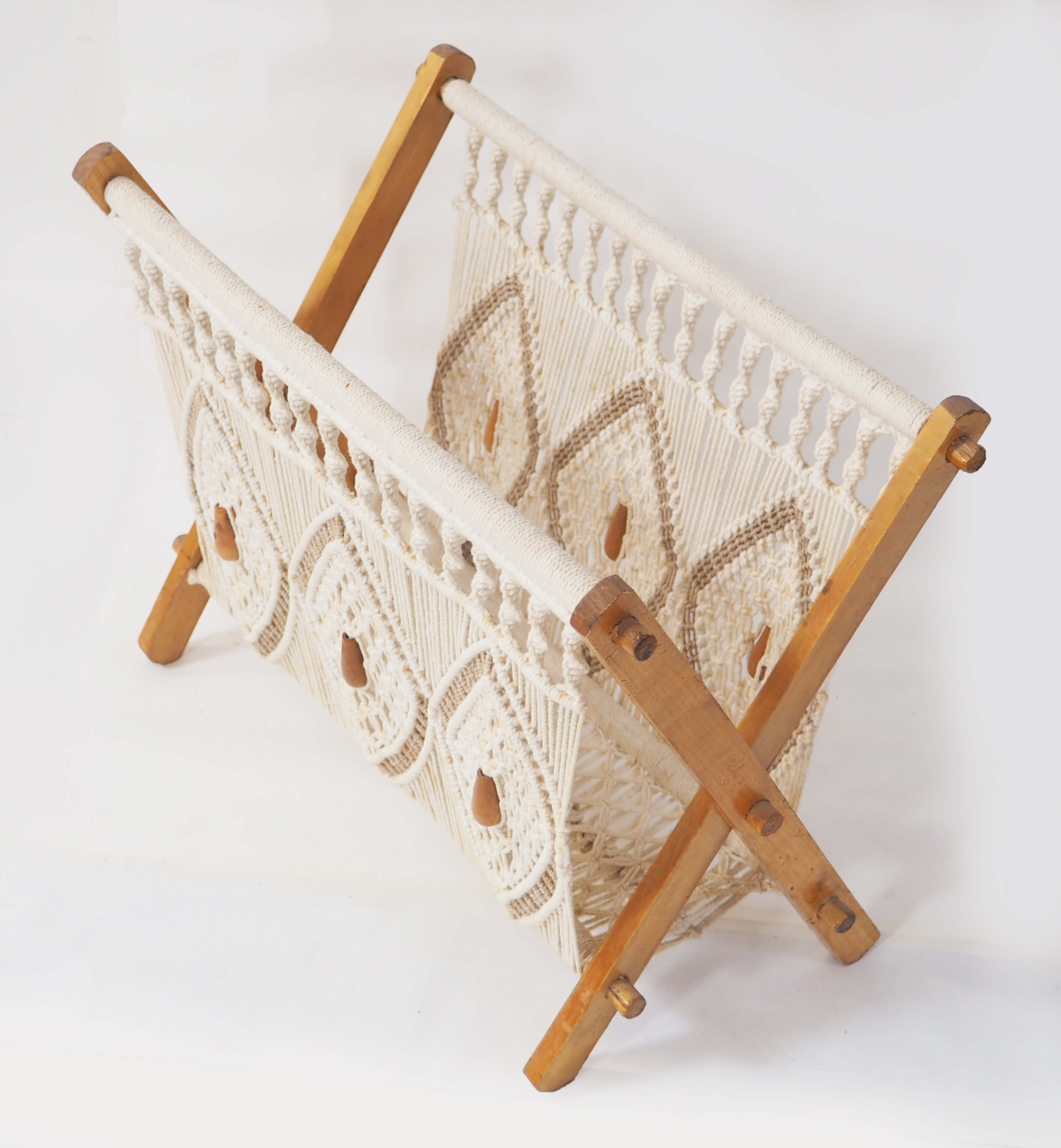 Macramé magazine holder