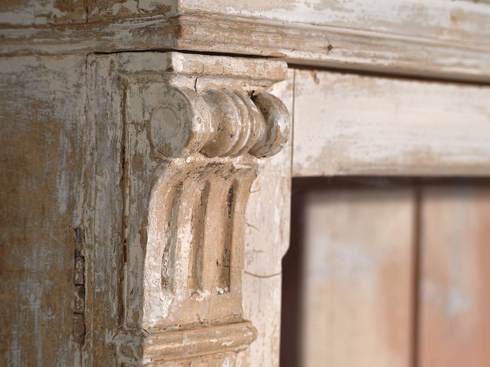 Ancienne armoire de cuisine blanche (vers 1920)