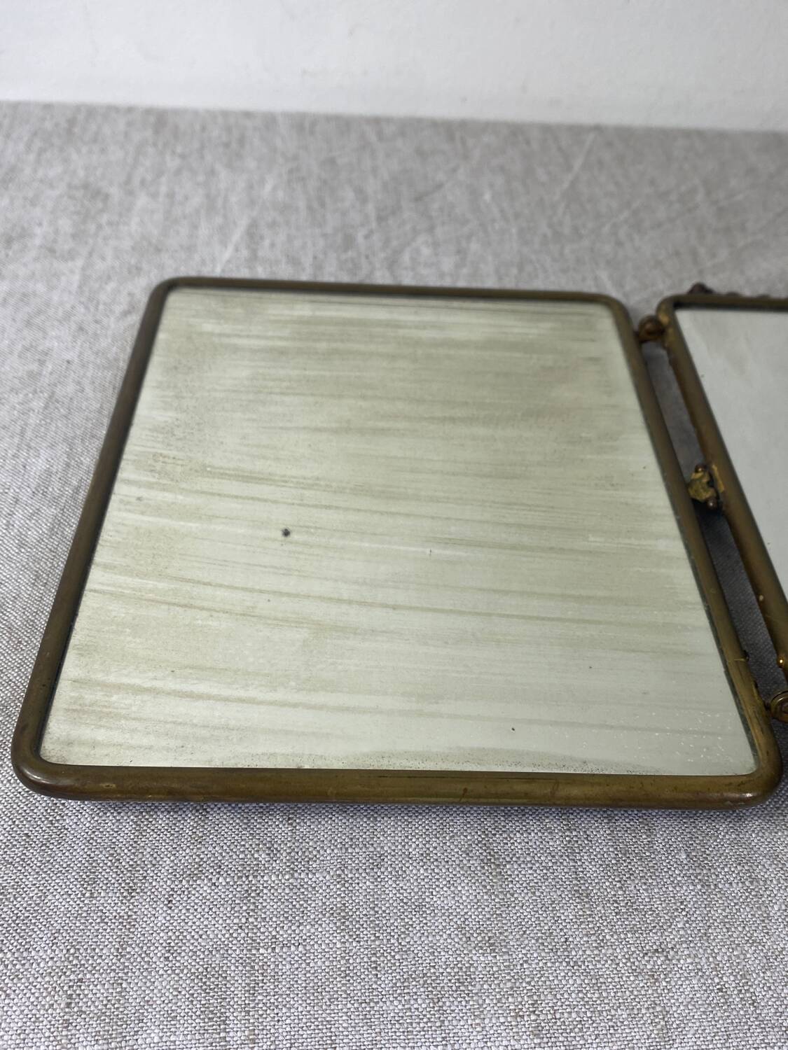 Miroir de barbier, triptyque cuir et laiton