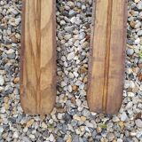 A pair of skis
