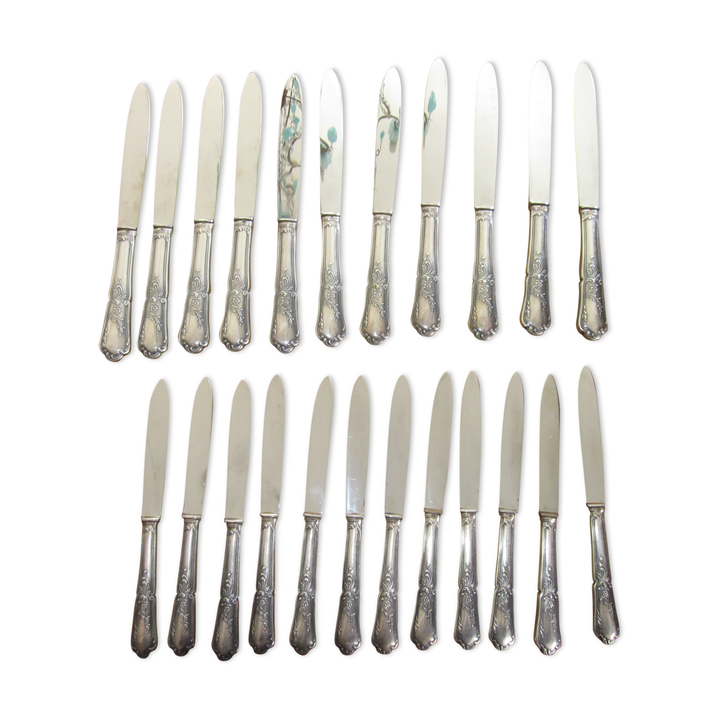 23 silver metal knives