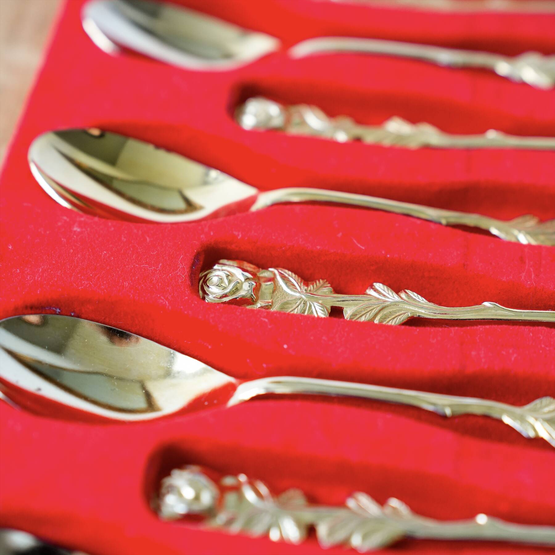 Set of 24-karat gold-plated dessert cutlery