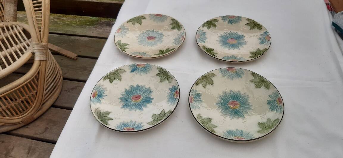 Lot de 4 assiettes en barbotine début XXème