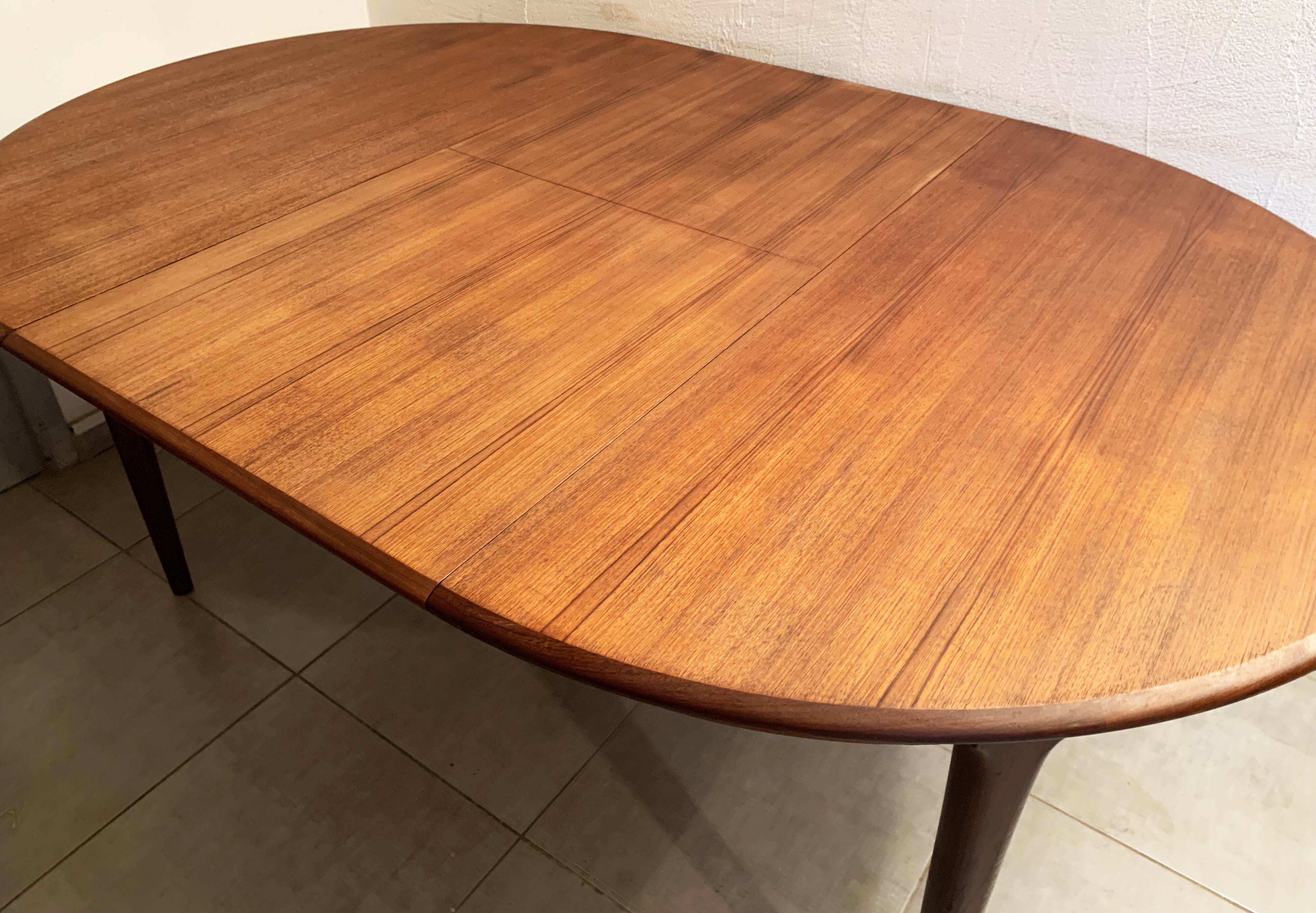 Round dining table with Scandinavian and Danish design in extendable teak from the 60s