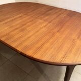 Round dining table with Scandinavian and Danish design in extendable teak from the 60s