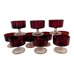 10 coupes en verre rubis,