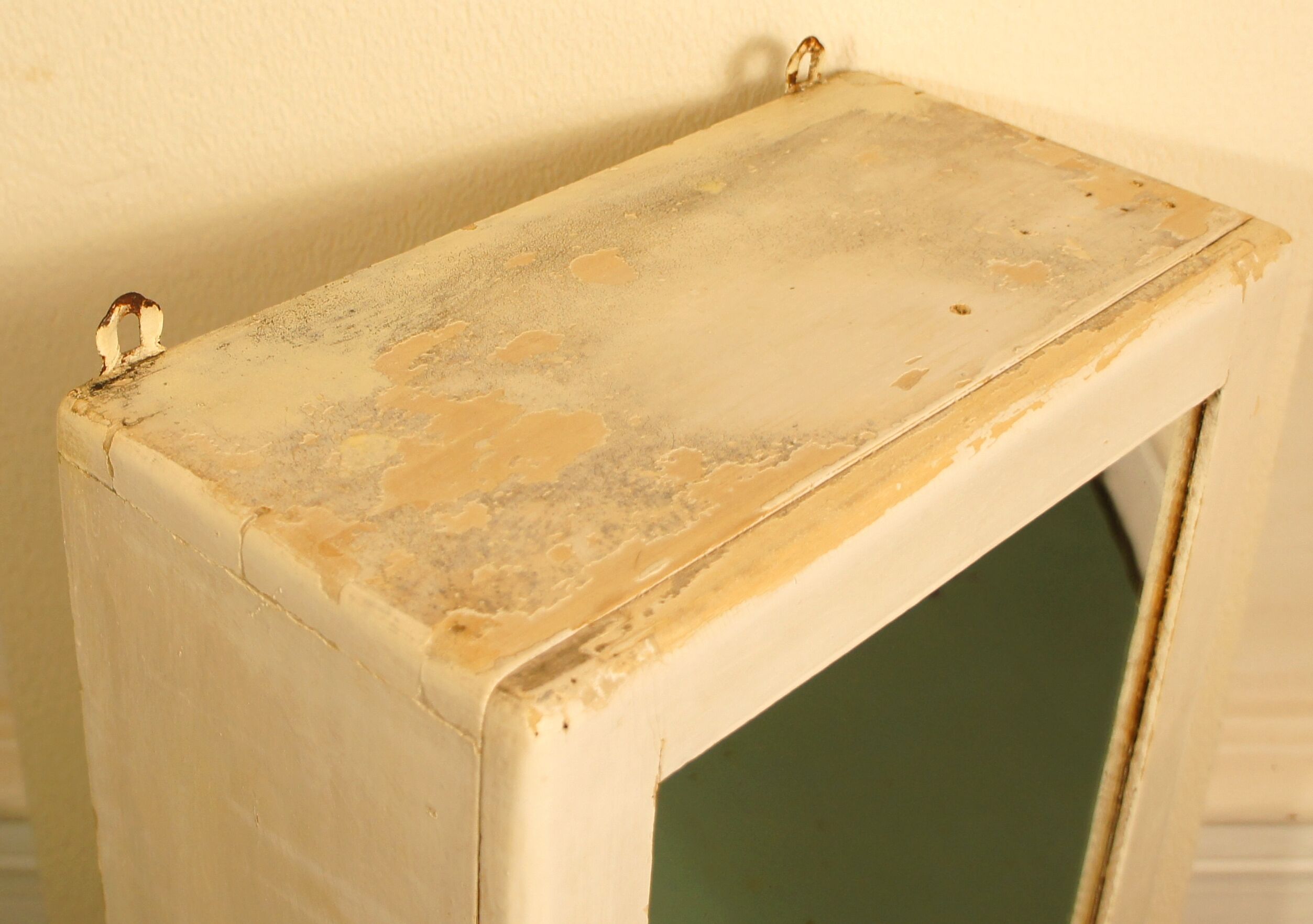 Armoire à pharmacie années 40