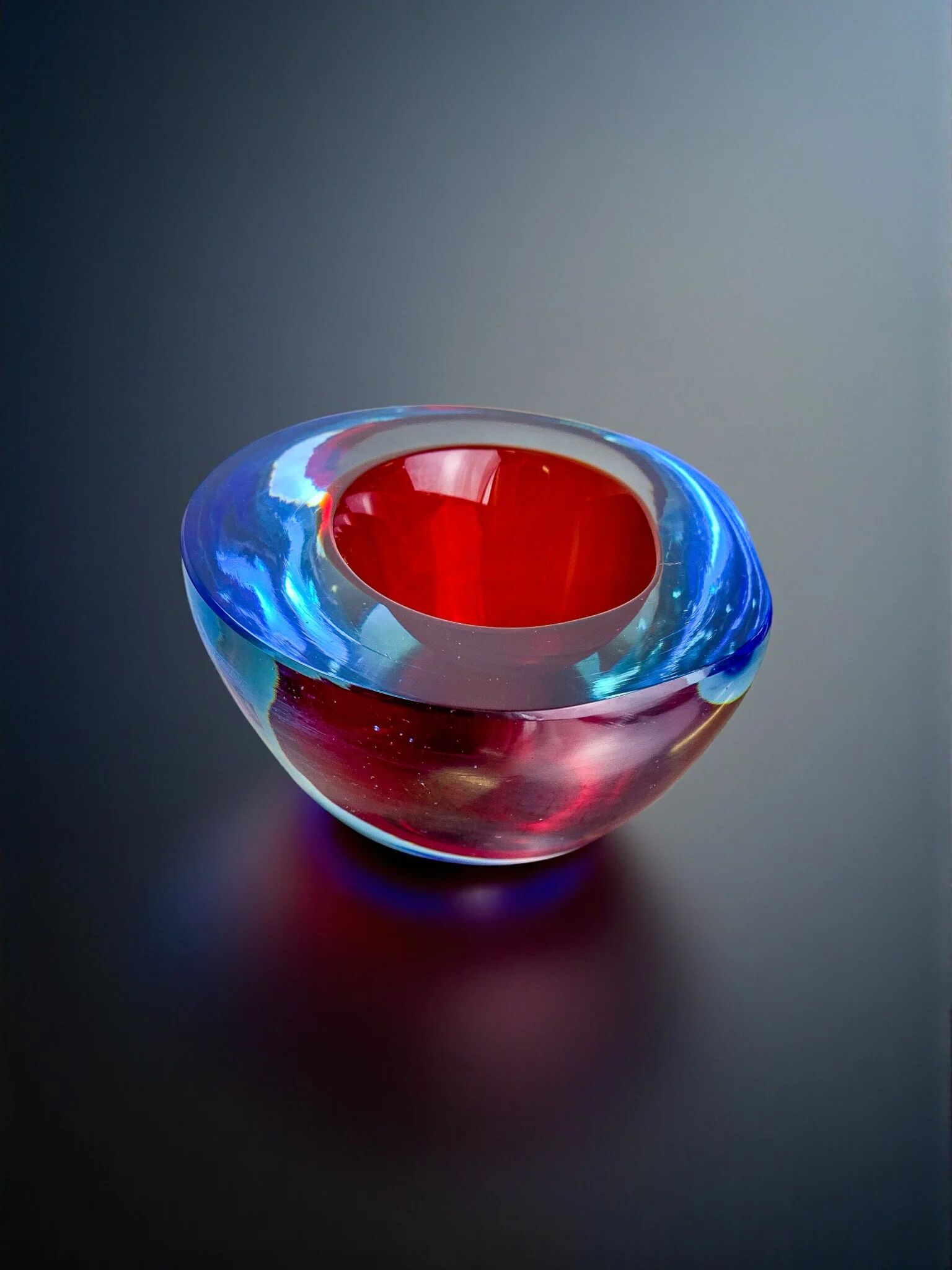 Cendrier Sommerso en verre de Murano rouge et bleu par Seguso, Italie, 1970