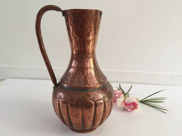 Vase forme pichet en cuivre martelé