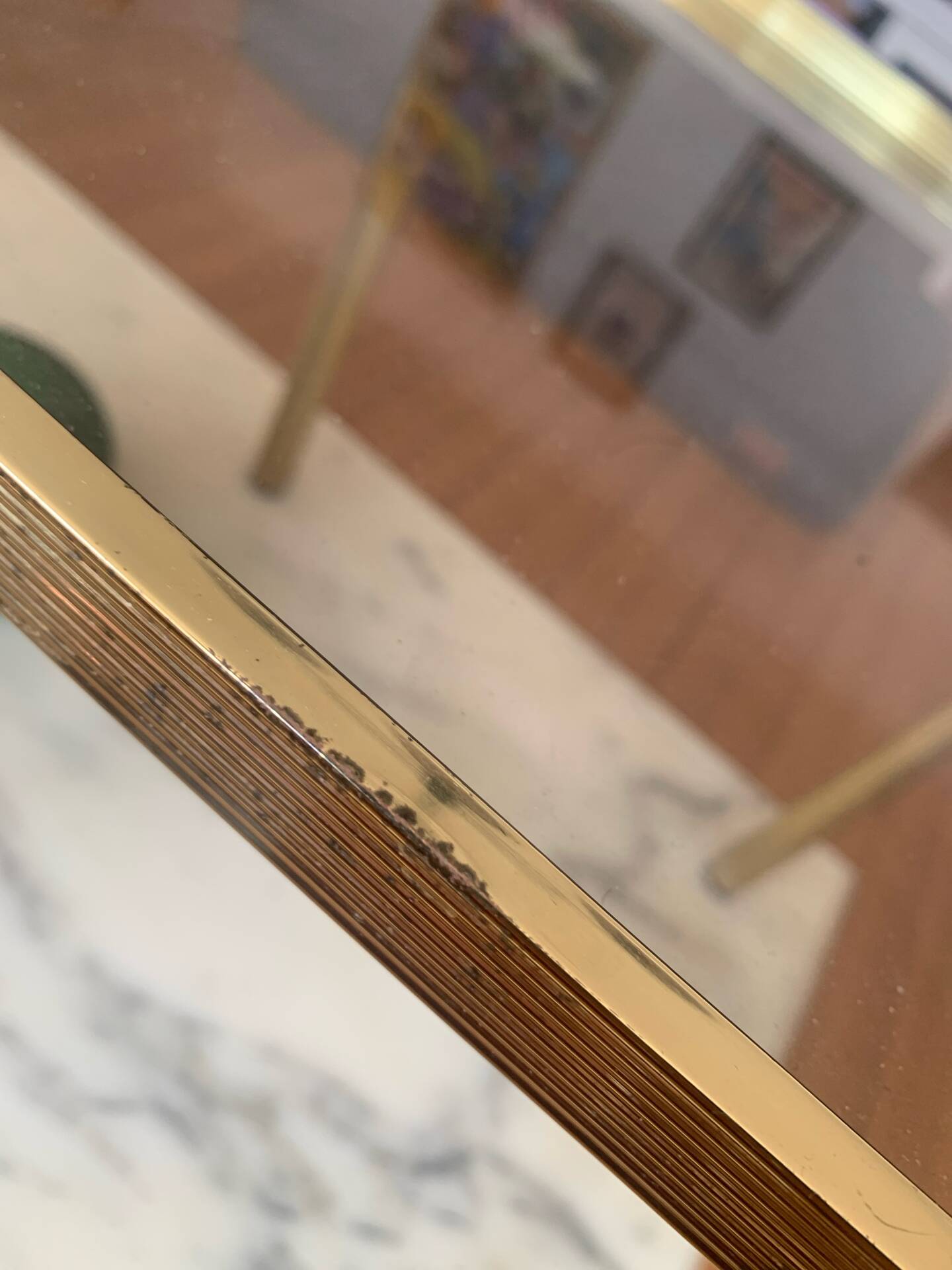 Authentique Table d'Appoint Hollywood Regency — Laiton Patiné et Verre