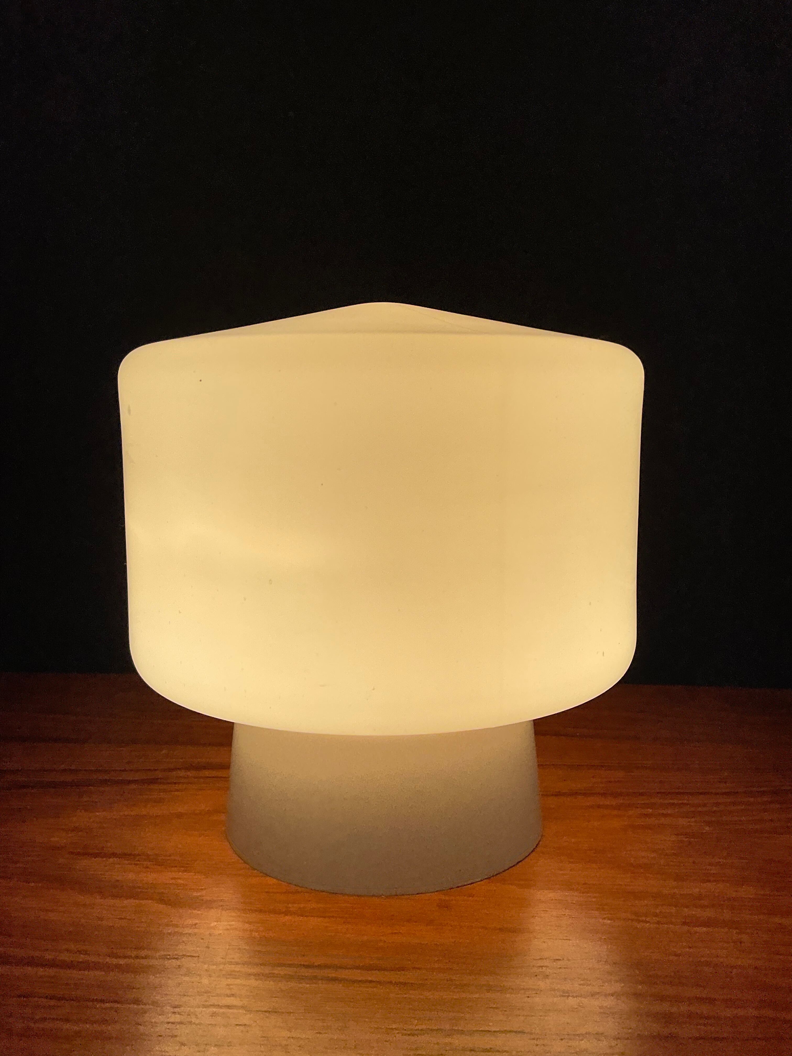 Mushroom lamp in opaline 60s