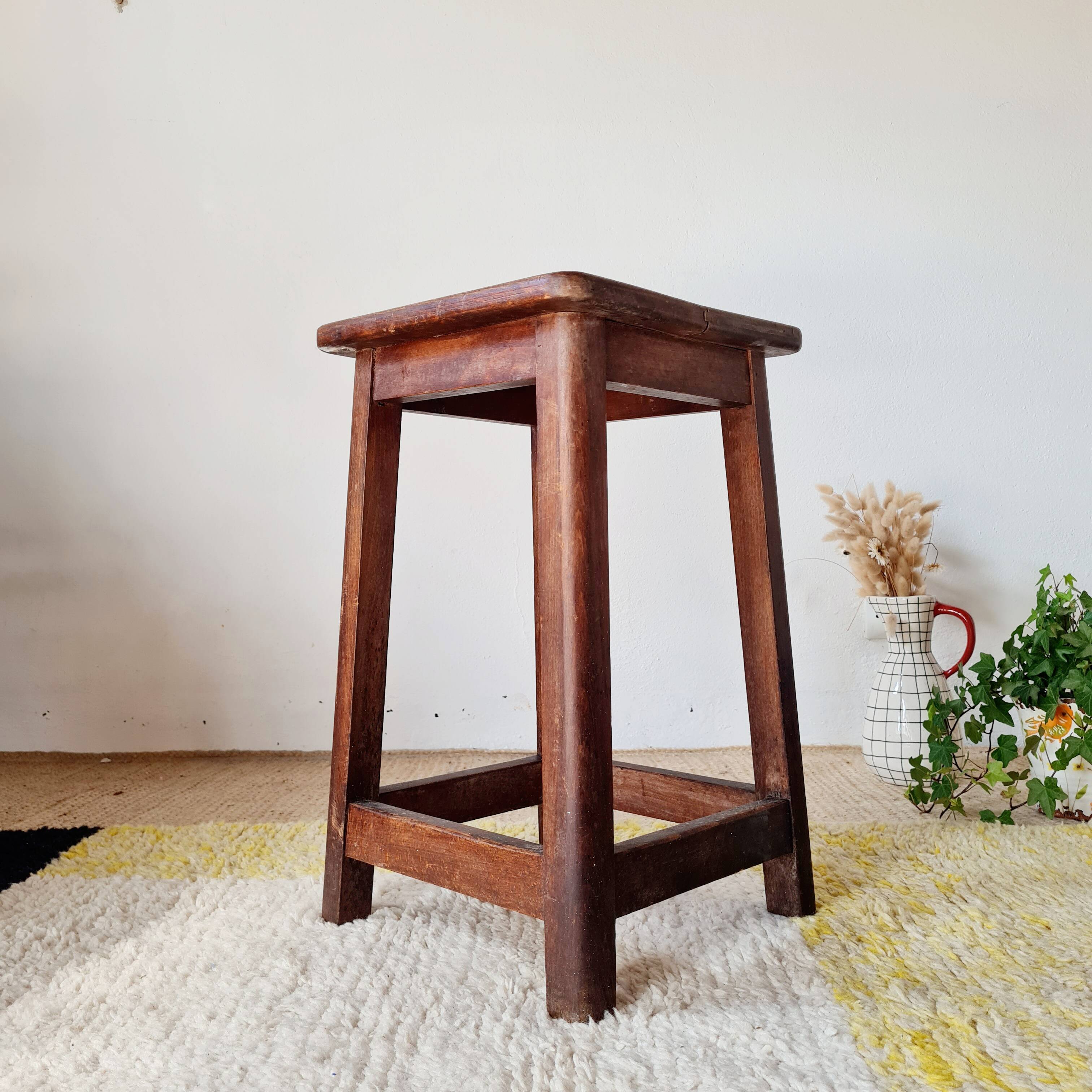 Antique farmhouse stool in solid oak – Rustic Brutalist Look