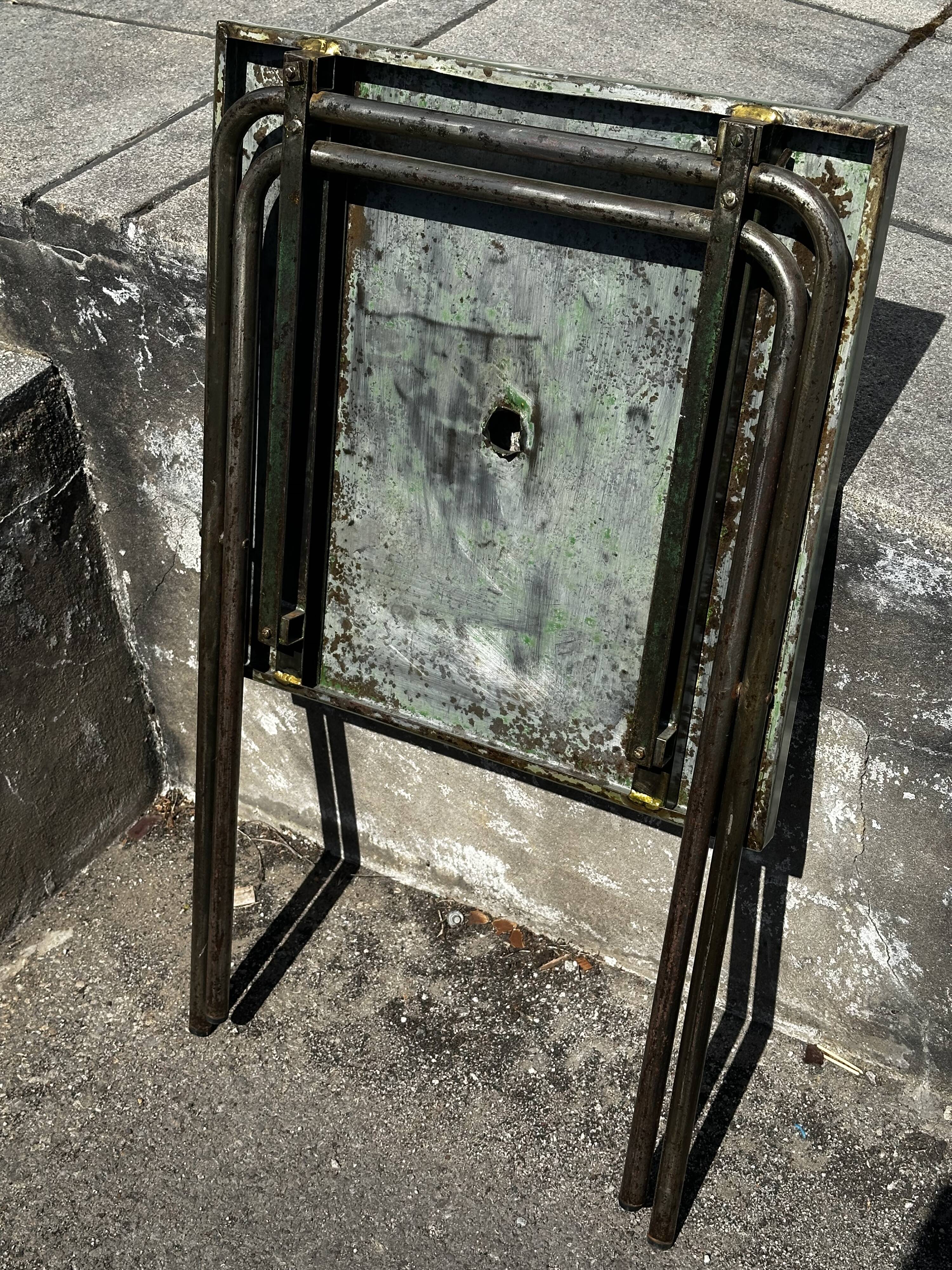 Table de jardin ou bistro pliante en tôle kaki début années 50