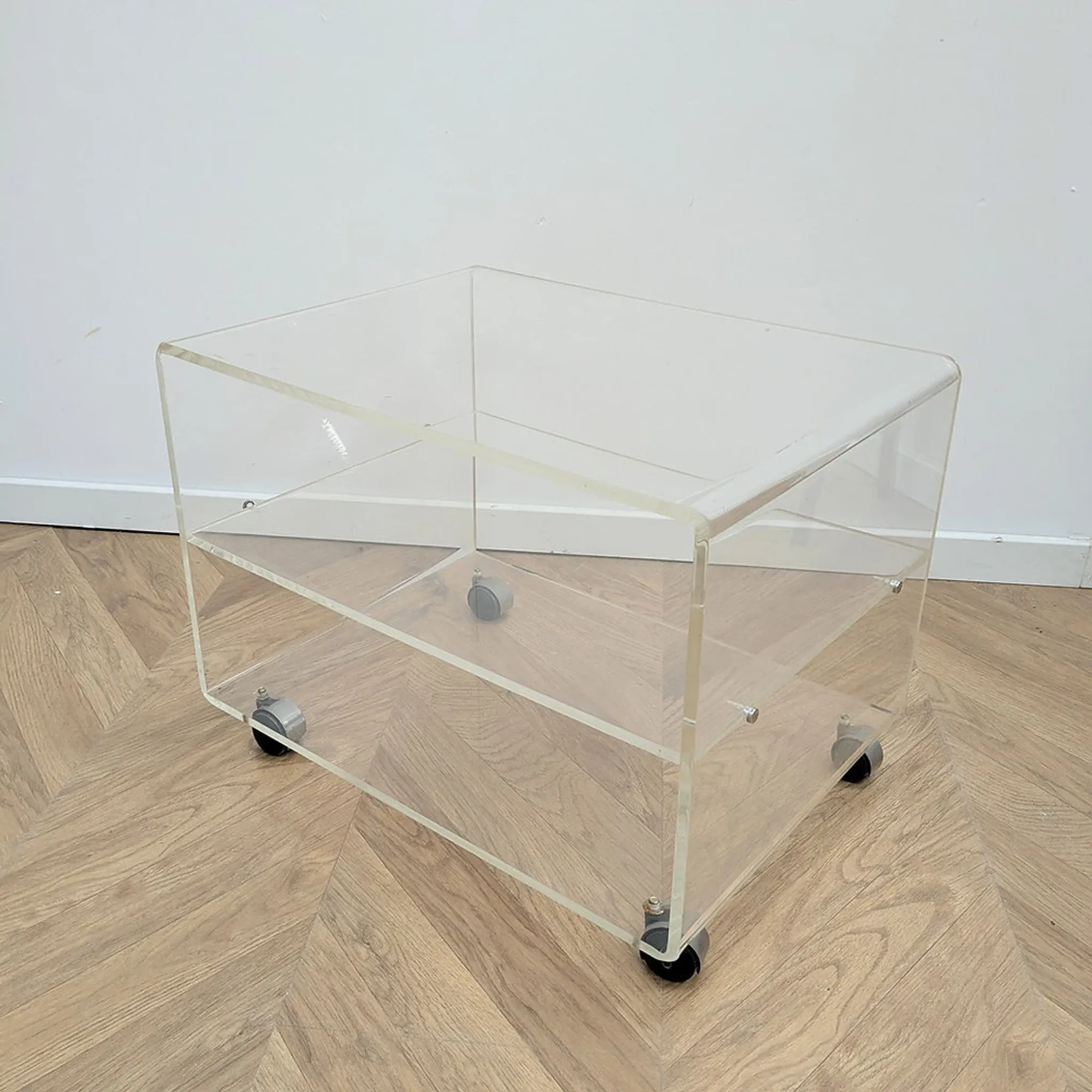 Vintage coffee table in plexiglass from the 1970s.