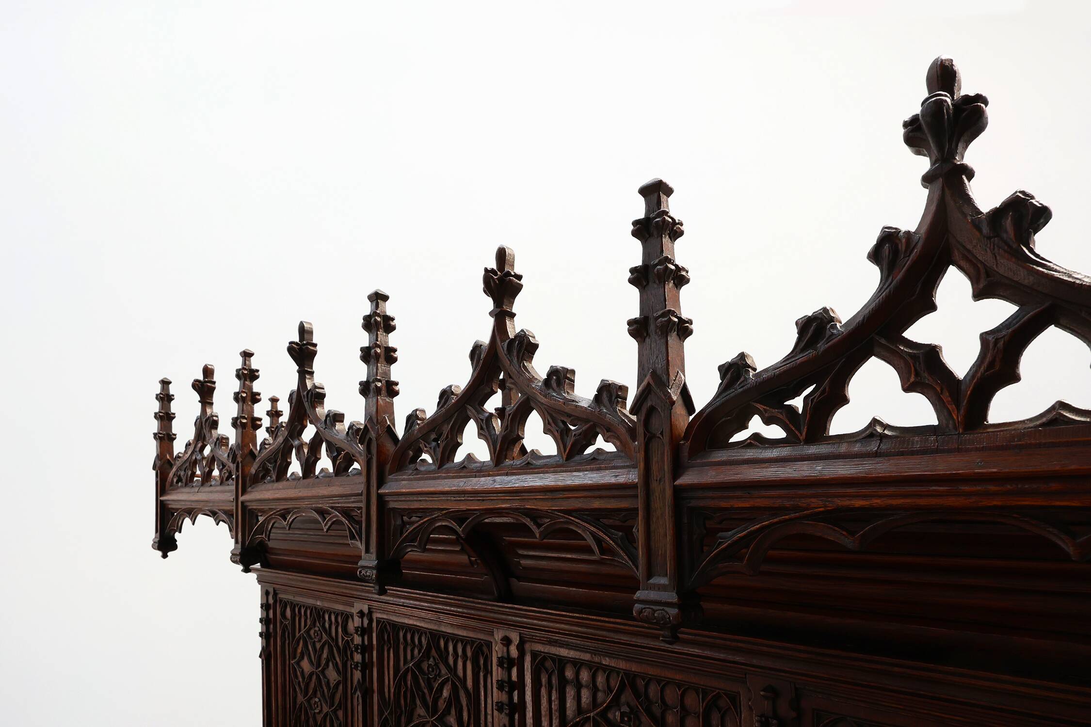 Rare grande armoire néogothique en chêne sculpté à la main du début du XIXe siècle