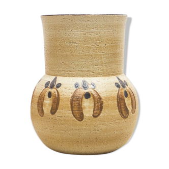 Vase de poterie de studio rugueux