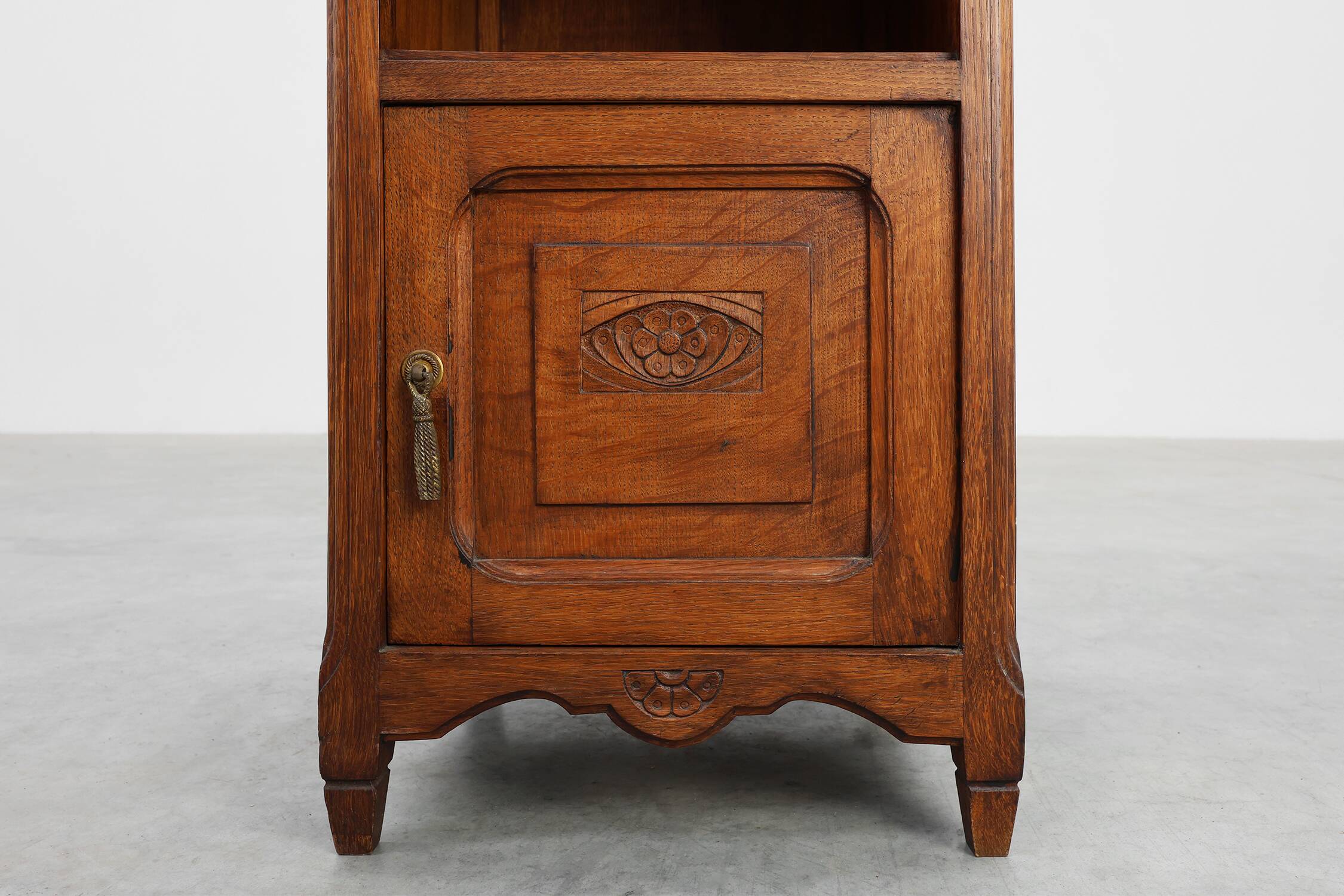 Table de nuit Art Déco en chêne avec plateau en marbre de Carrare, France années 1920