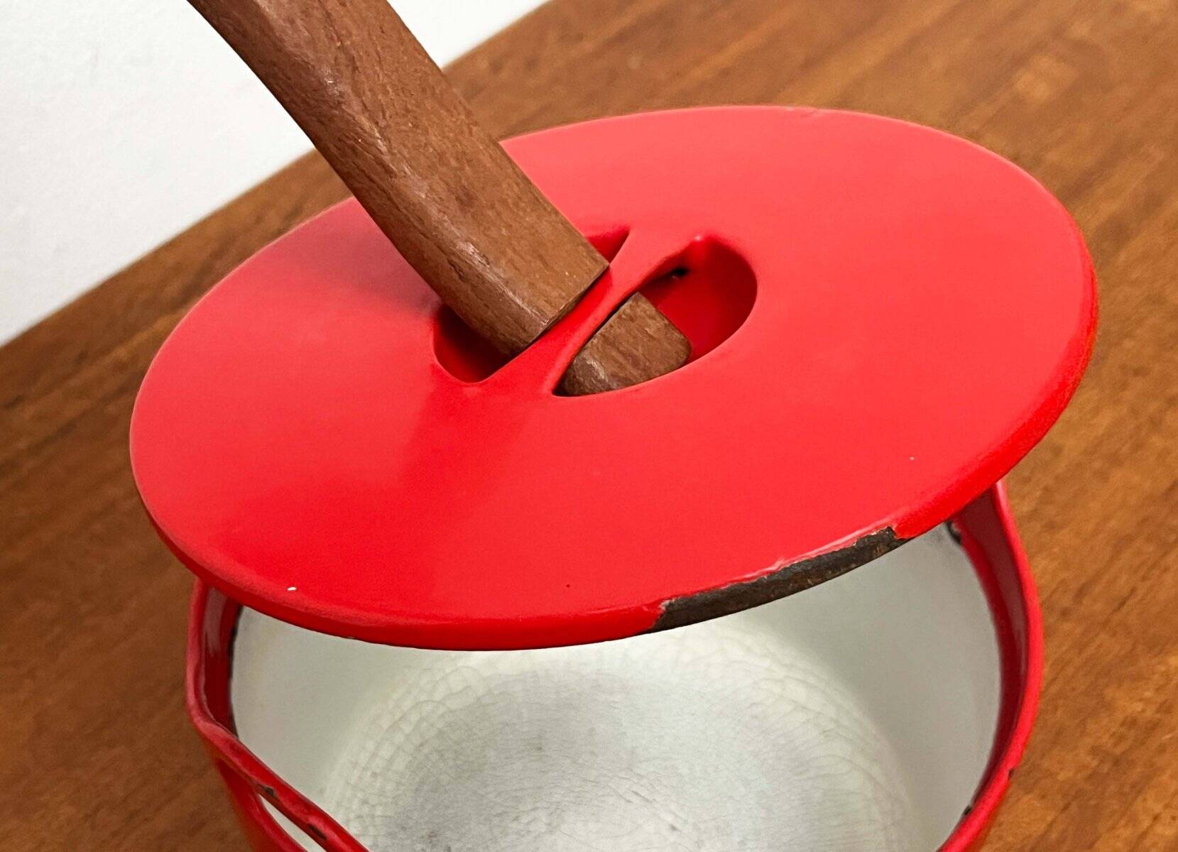 Red enamelled cast iron pot in mid-century style with teak handle by Timo Sarpaneva for Rosenlew of Finland, 1960s.