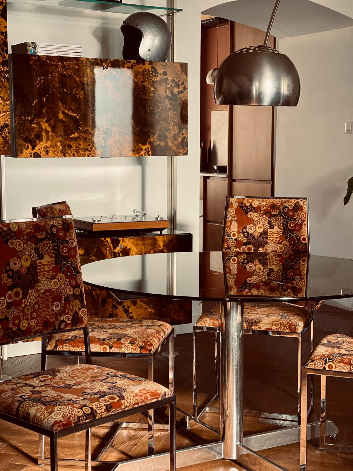Table Florence Knoll pour Roche Bobois en verre fumé et chrome, années 70