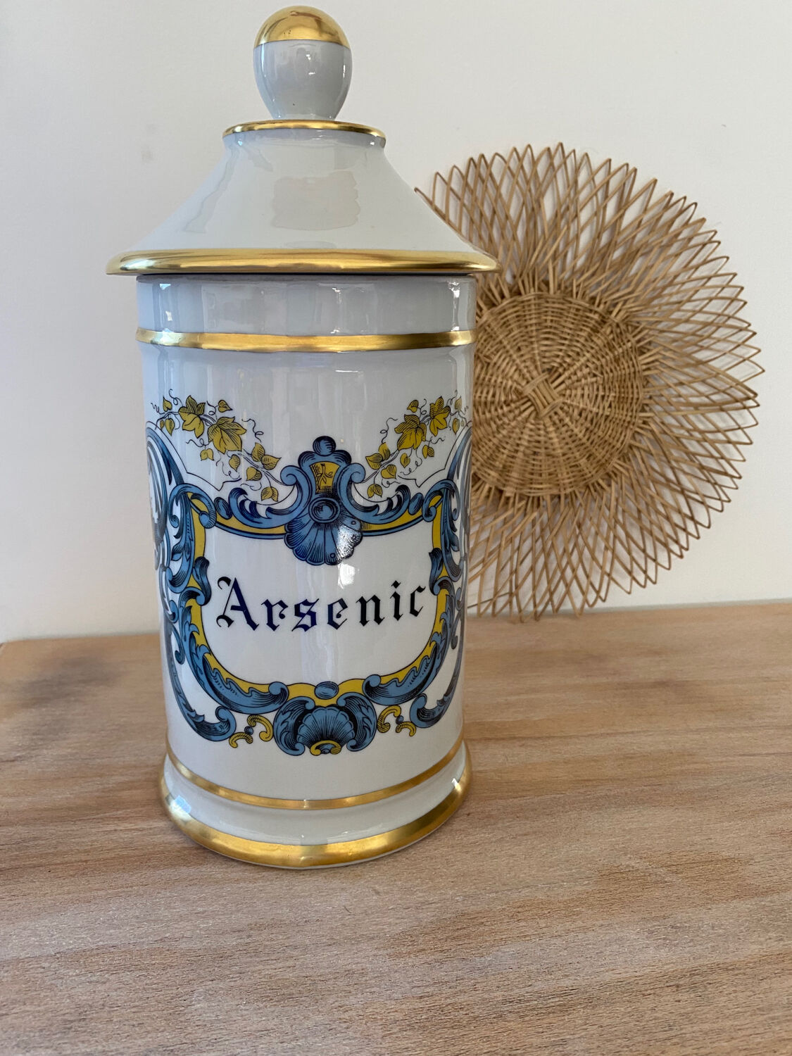 Pot à pharmacie Arsenic porcelaine blanche et dorée