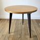Table basse tripode en bois et marqueterie bicolore design scandinave 1950
