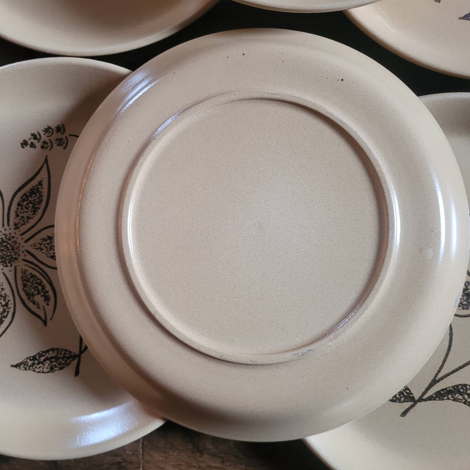 Flat stoneware plates with floral decoration – France – 1970s