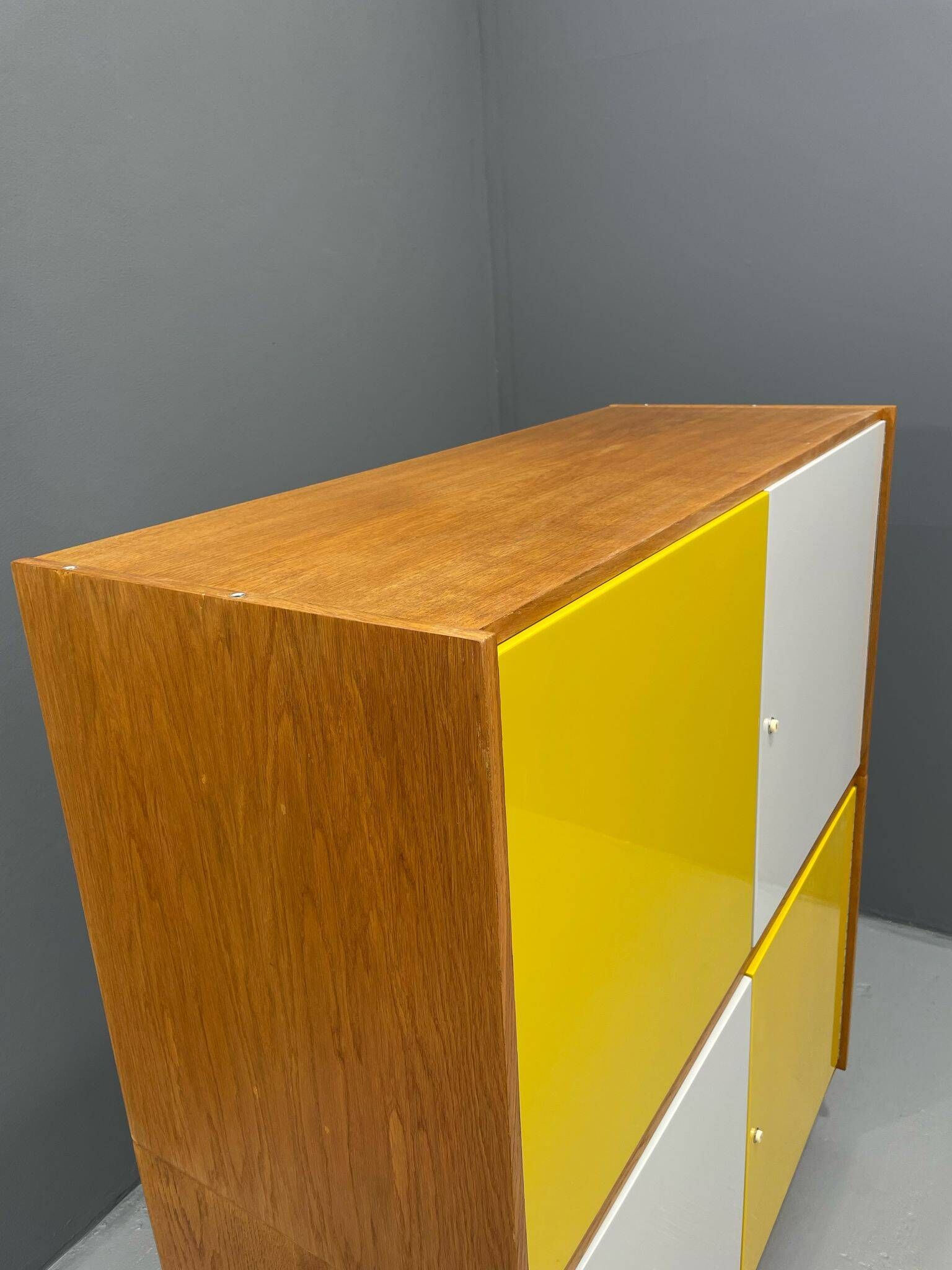 Armoire U-450 en placage de chêne, variante jaune et blanc, Jiří Jiroutek pour Inte