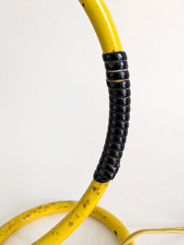 Lampes à poser jaunes années 50 « scoubidou ».