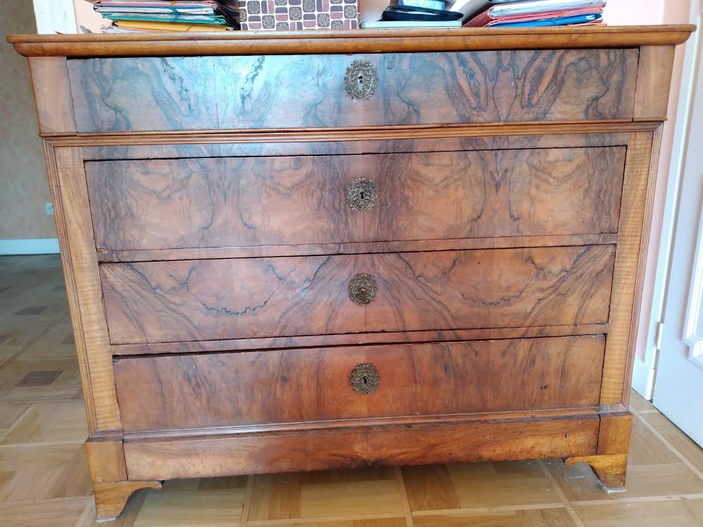 very nice chest of drawers in solid wood and marquetry