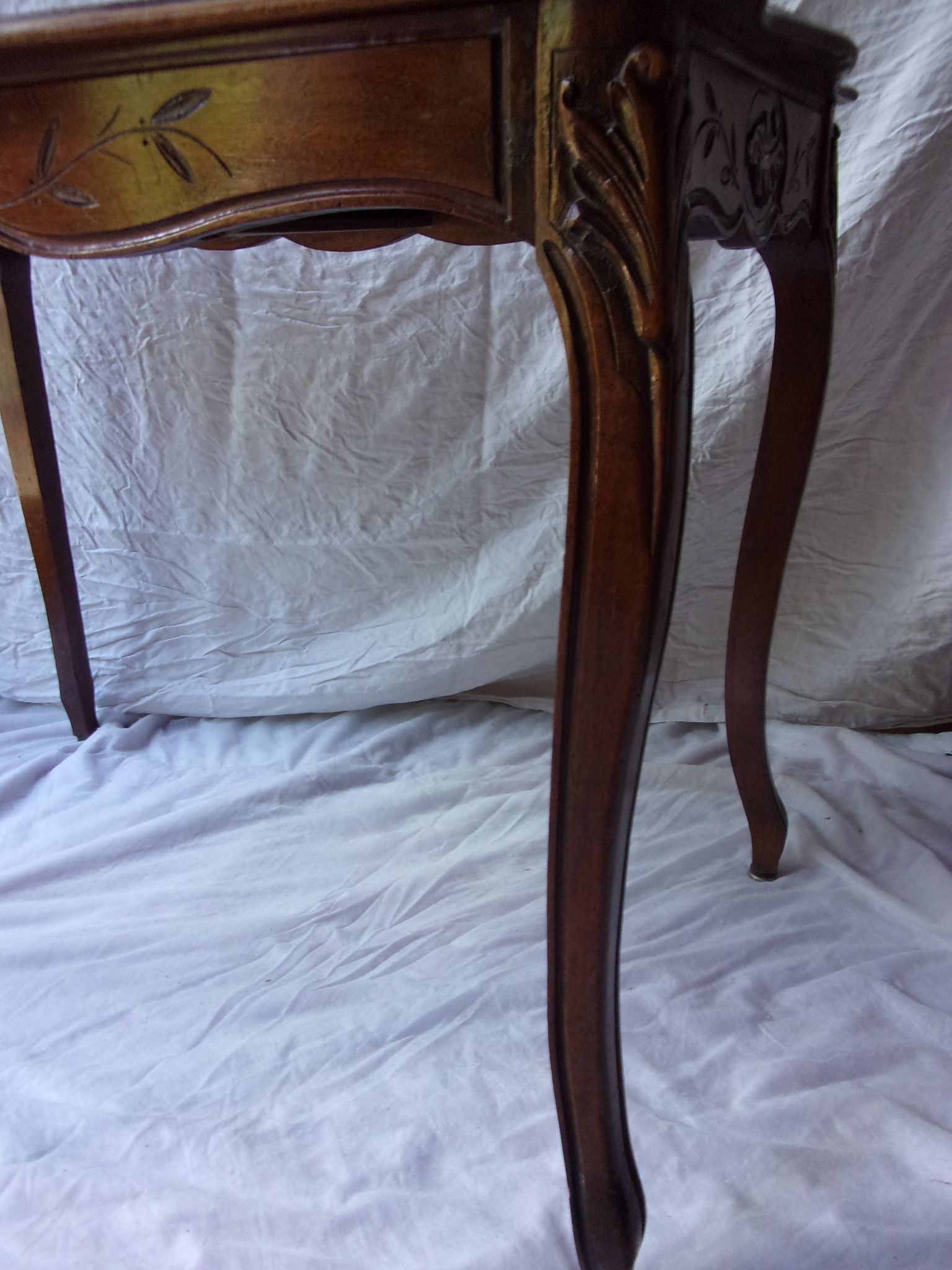 Bureau de cabaret Louis XV avec 2 chaises paillées
