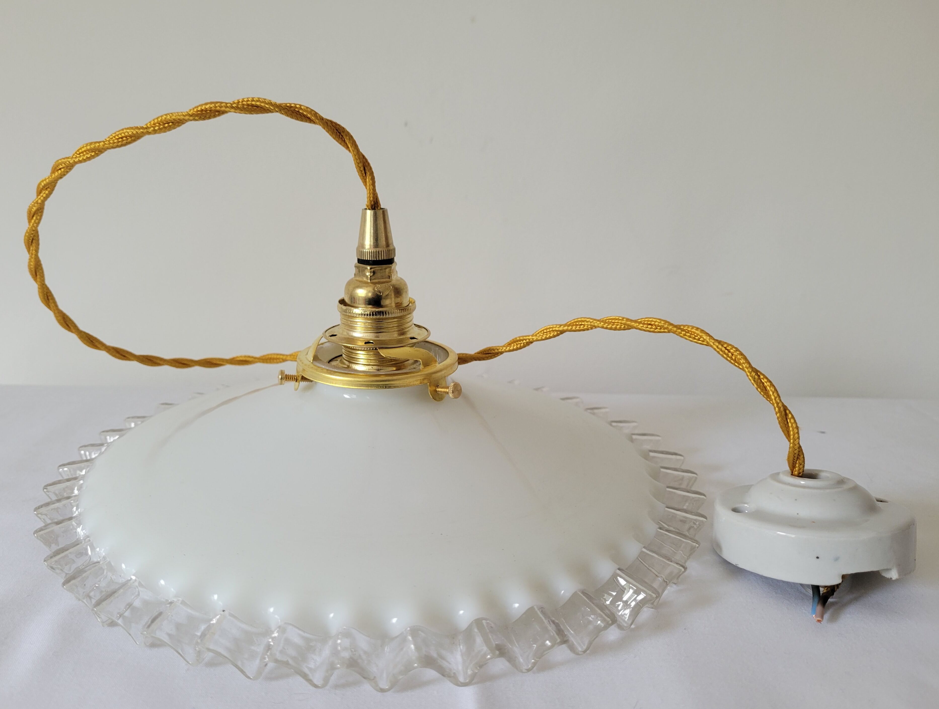 Serrated opaline suspension