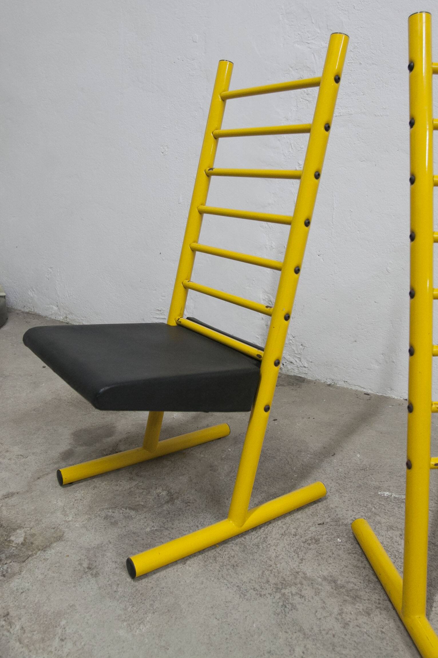 Pair of adjustable Italian bar stools in lacquered yellow and black