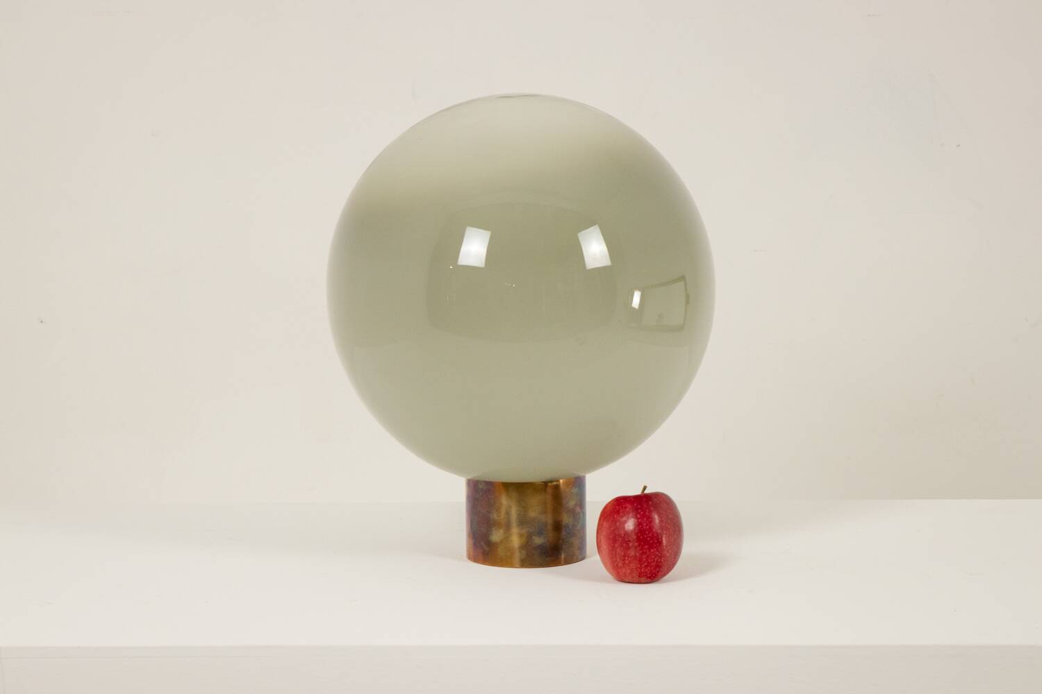 Lampe boule en verre opalescent et bronze patiné.  Contemporain.