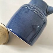 Pichet en grès bleu nuancé avec filtre intégré