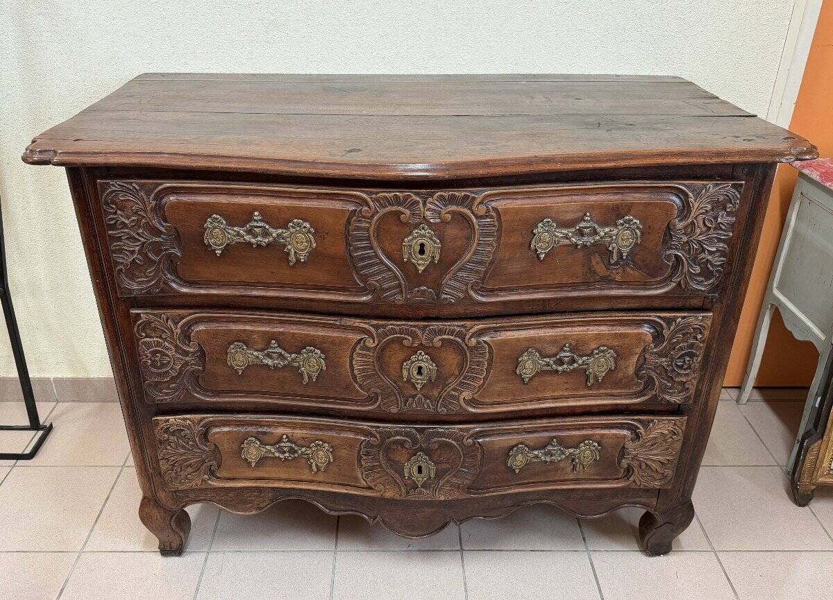 Curved Lyonnaise chest of drawers Louis XV period in solid walnut circa 1750