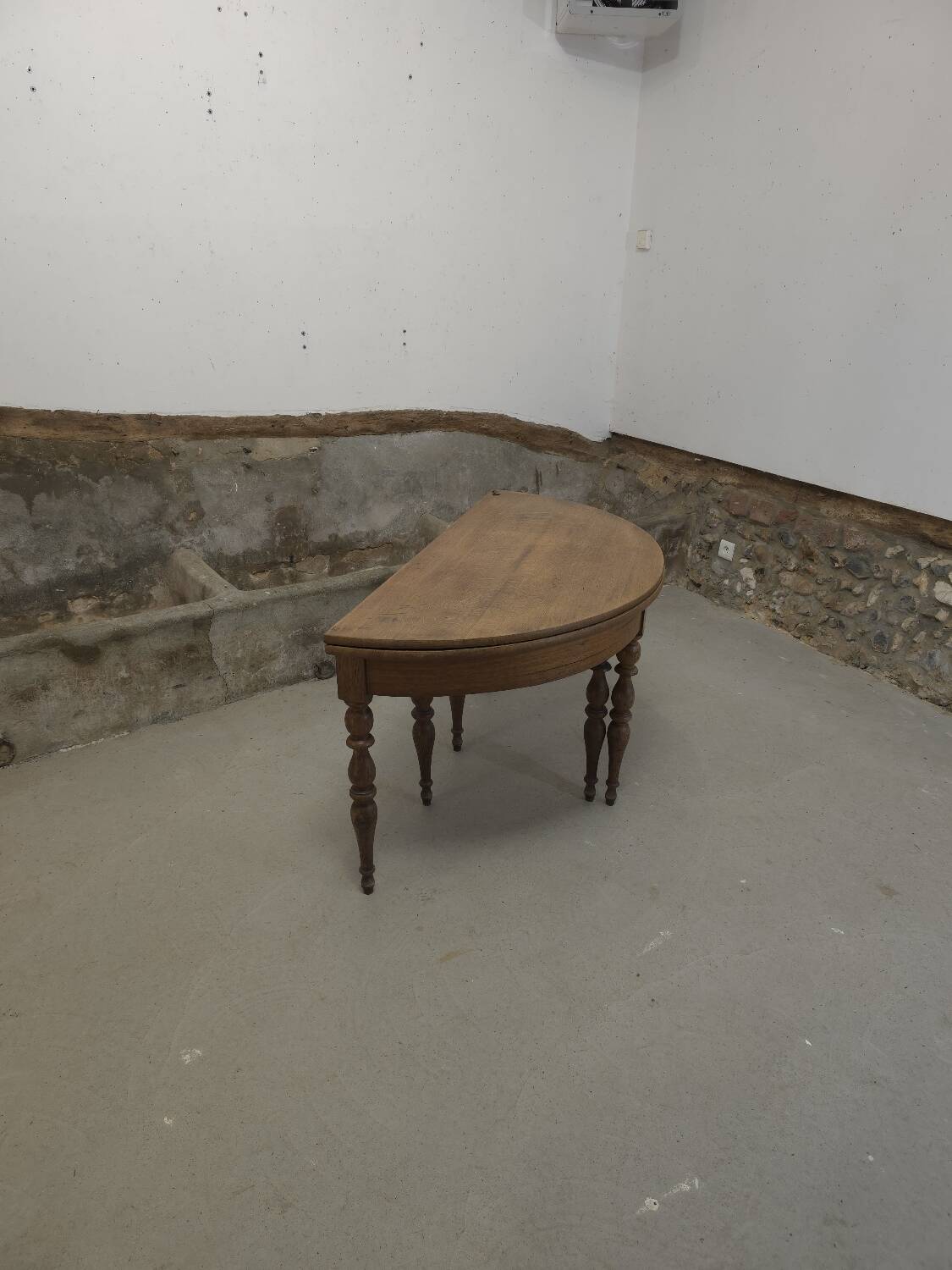 Extendable half-moon round oak table for 2 to 8 people