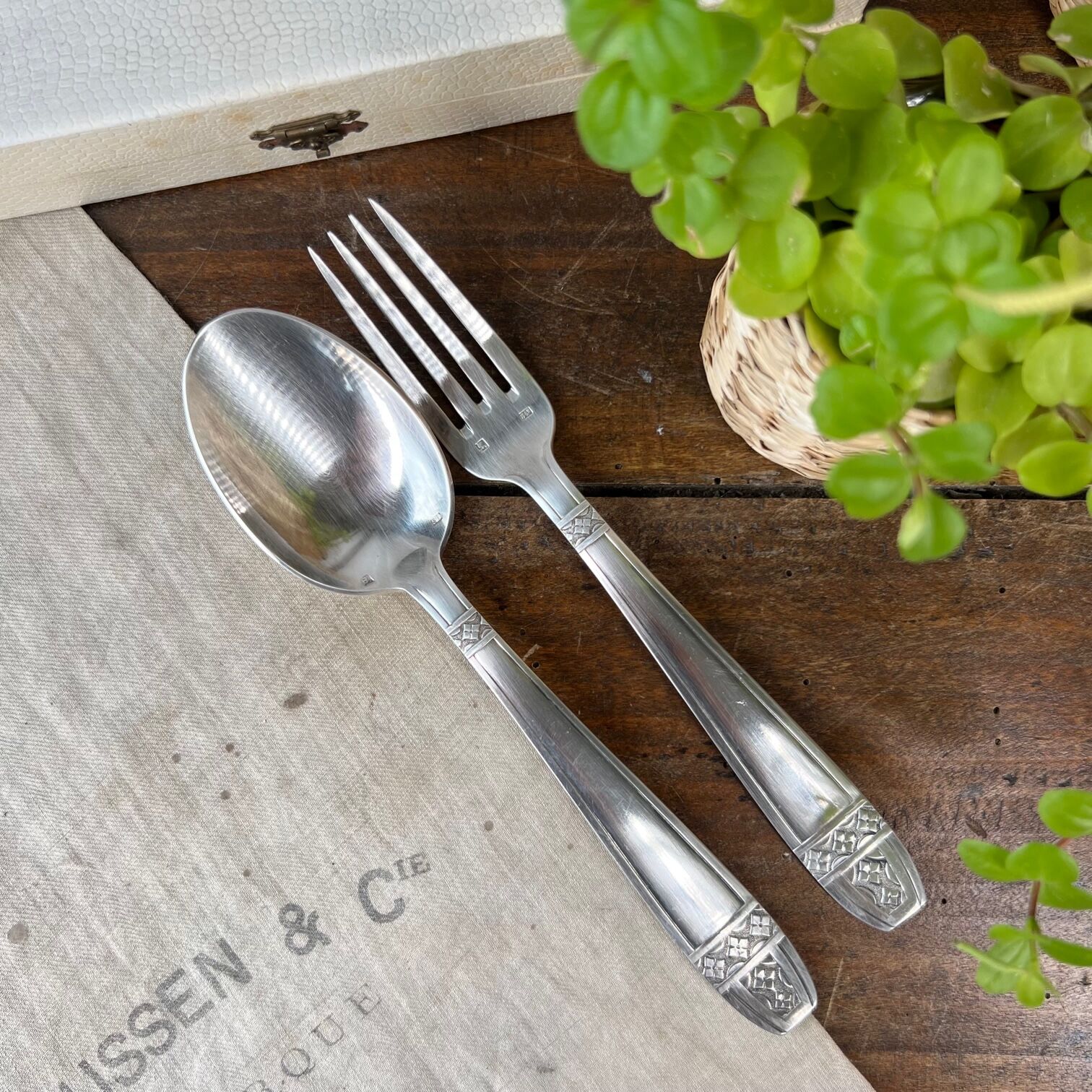 Antique silvered metal cutlery 84 g