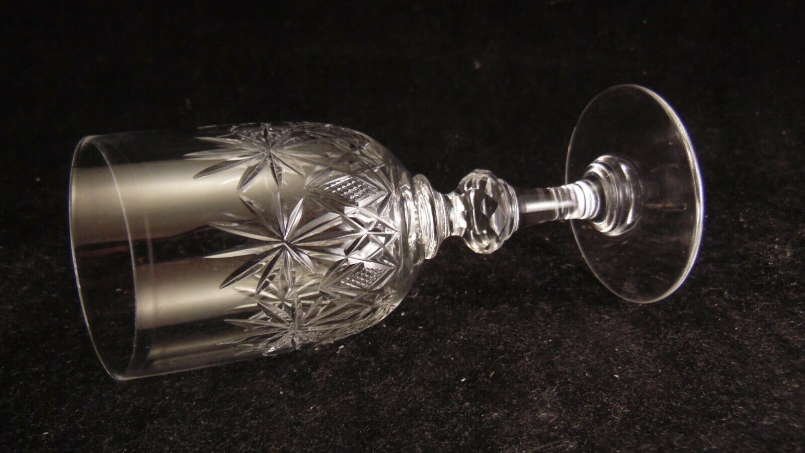Service de 8 verres à vin en cristal de Saint Louis ou Baccarat