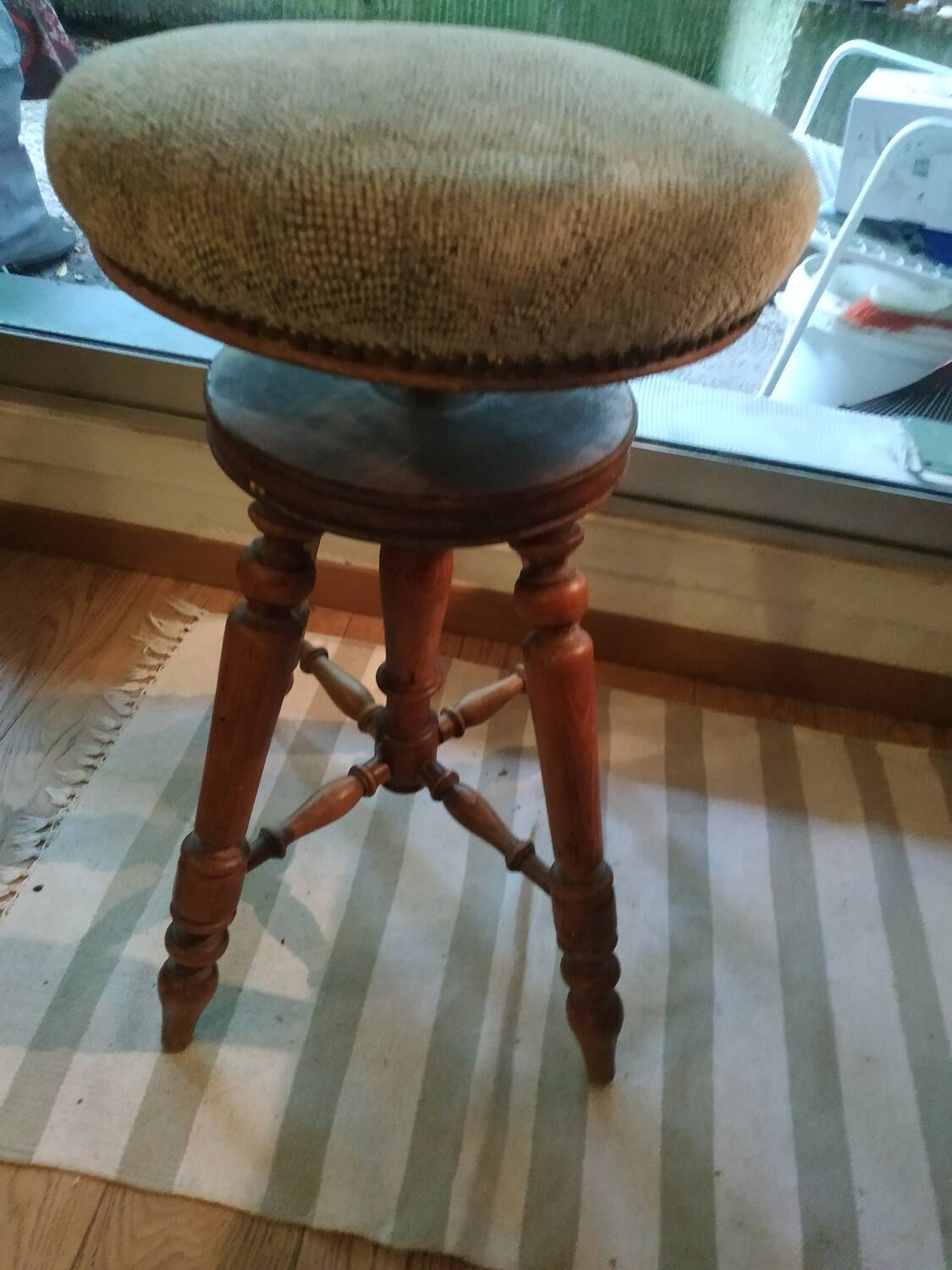 adjustable D Artistes stool