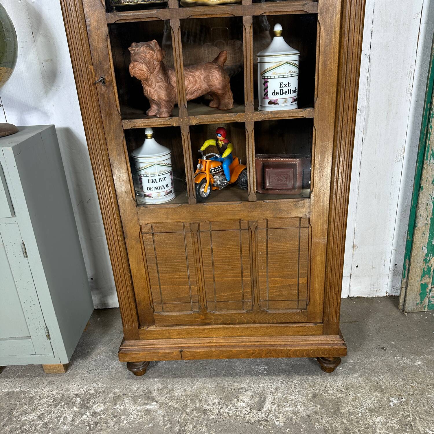 Vitrine parisienne en bois