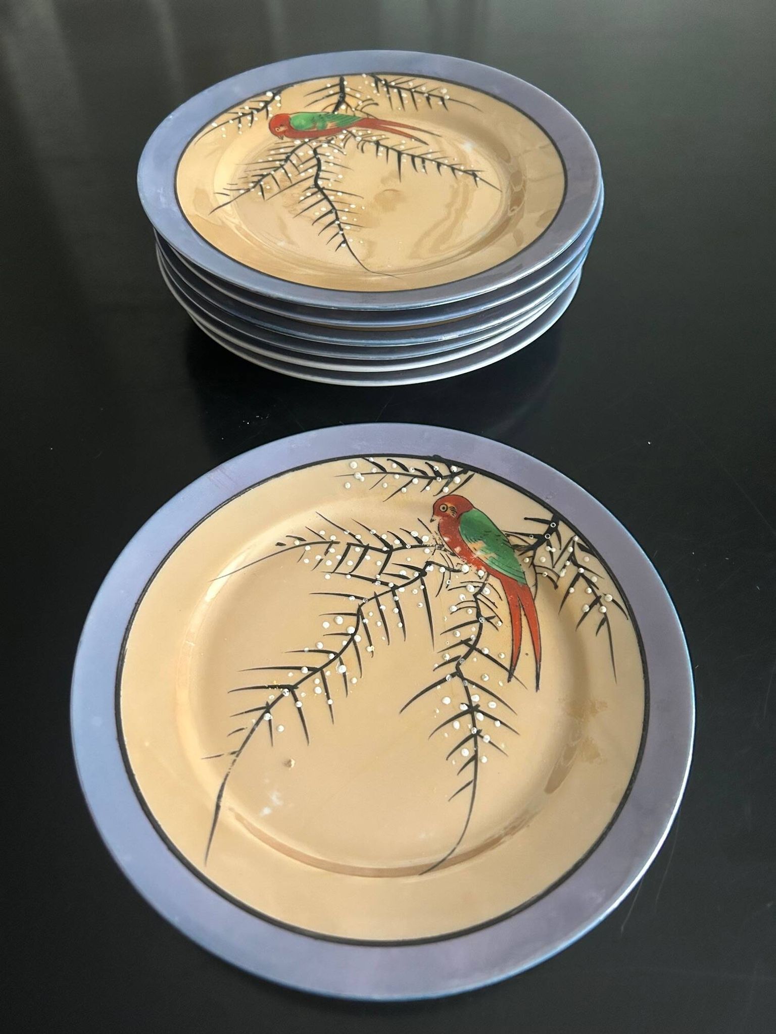 7 assiettes irisées à décor d'oiseau