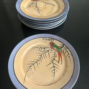 7 assiettes irisées à décor d'oiseau