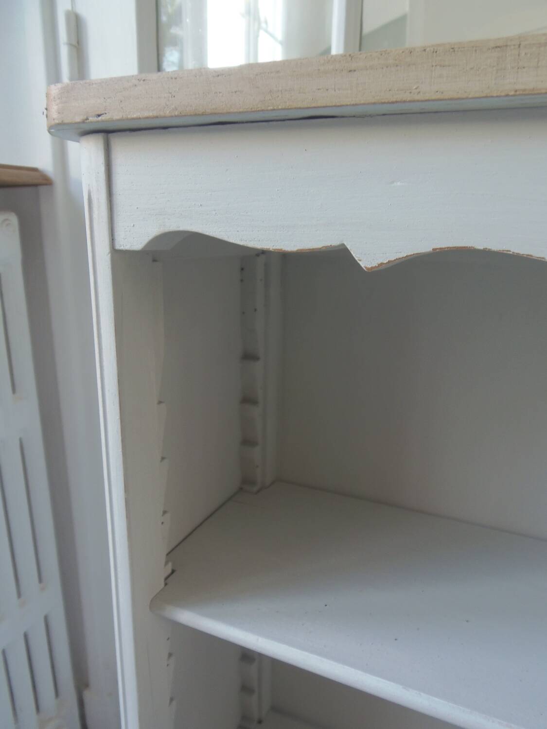 Small bookcase, 2 adjustable pearl gray patinated shelves, wooden top