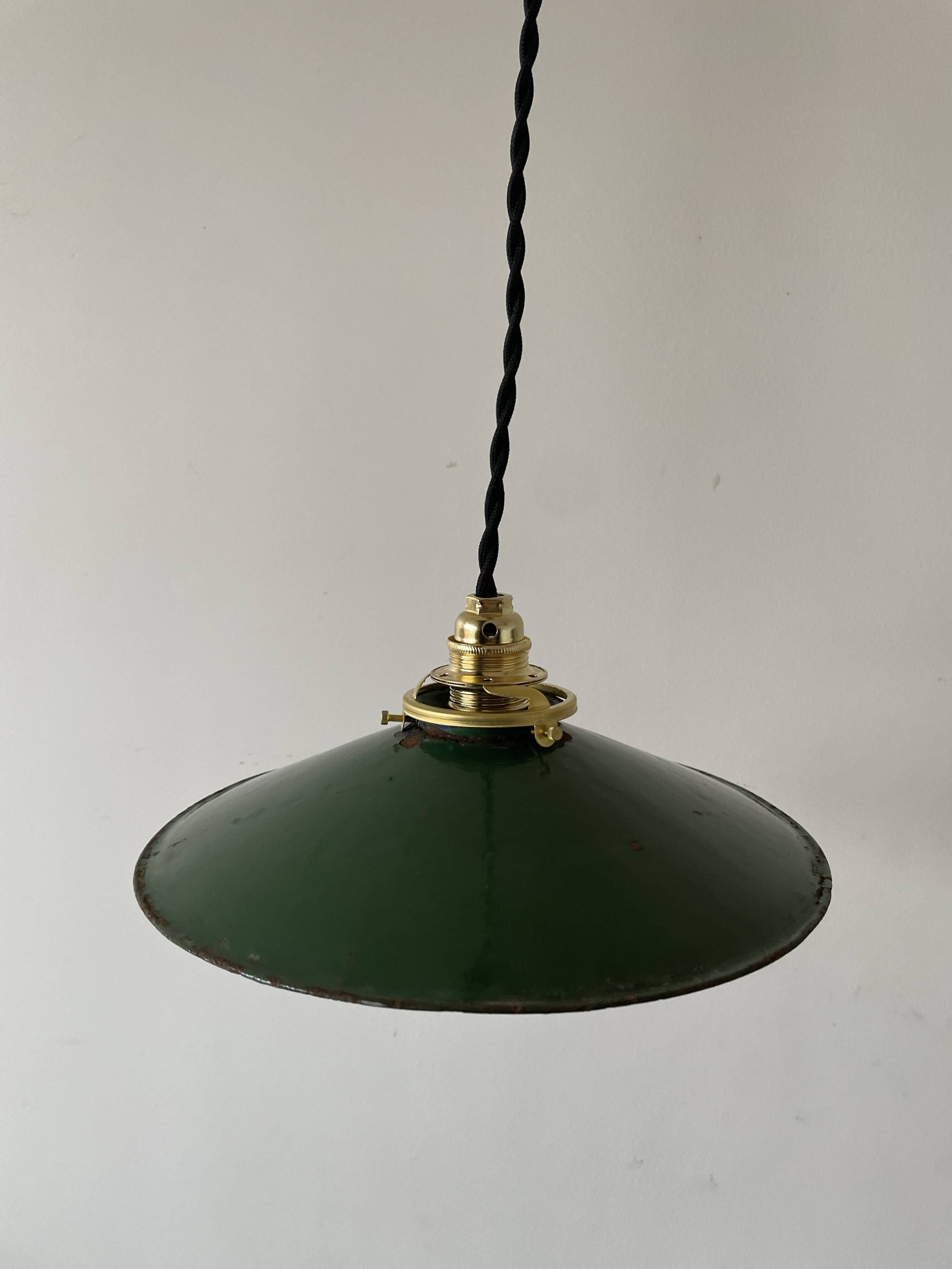 Industrial enameled sheet metal pendant light